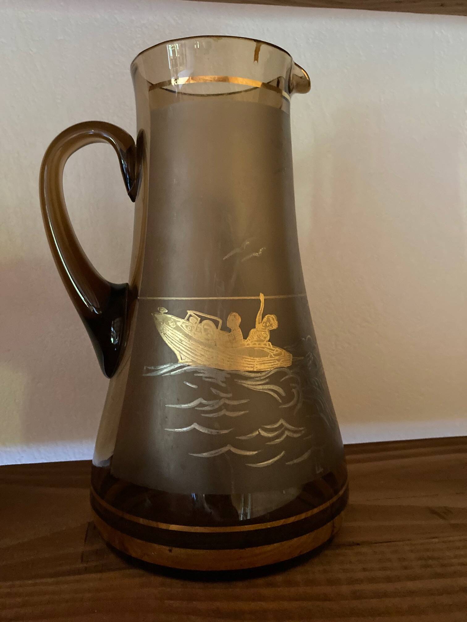 Vintage smoked glass carafe with gold from the 50s/60s, featuring a marine and water skiing design.
