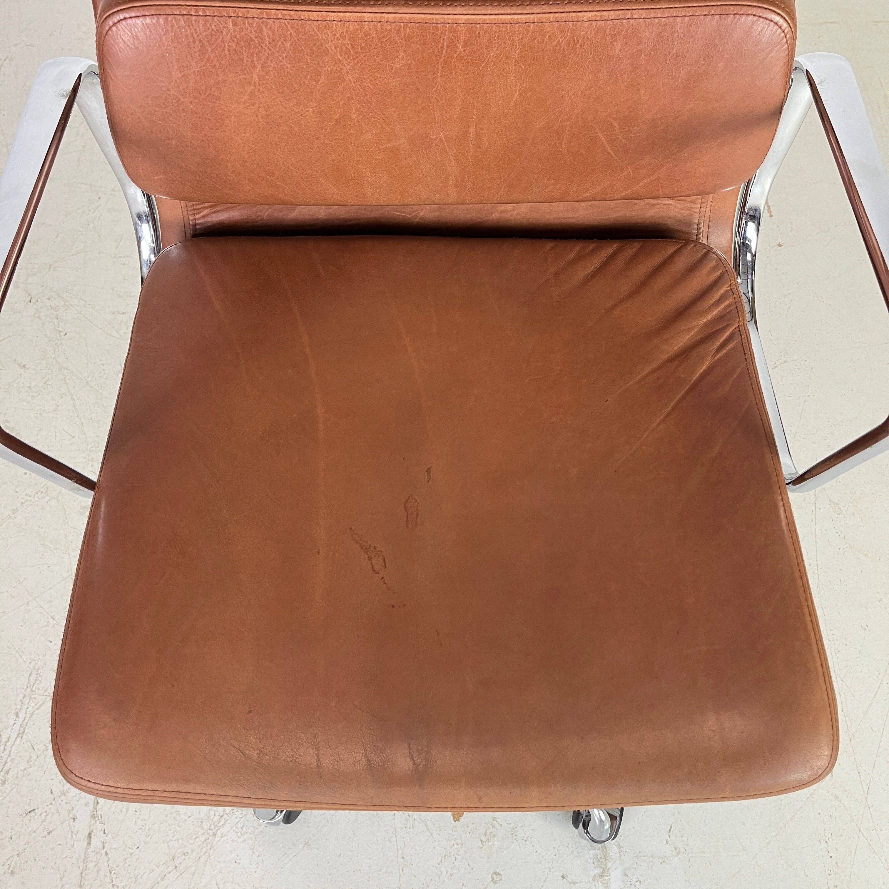 Fauteuil en cuir brun haut dossier soft pad group Eames ICF pour Herman Miller