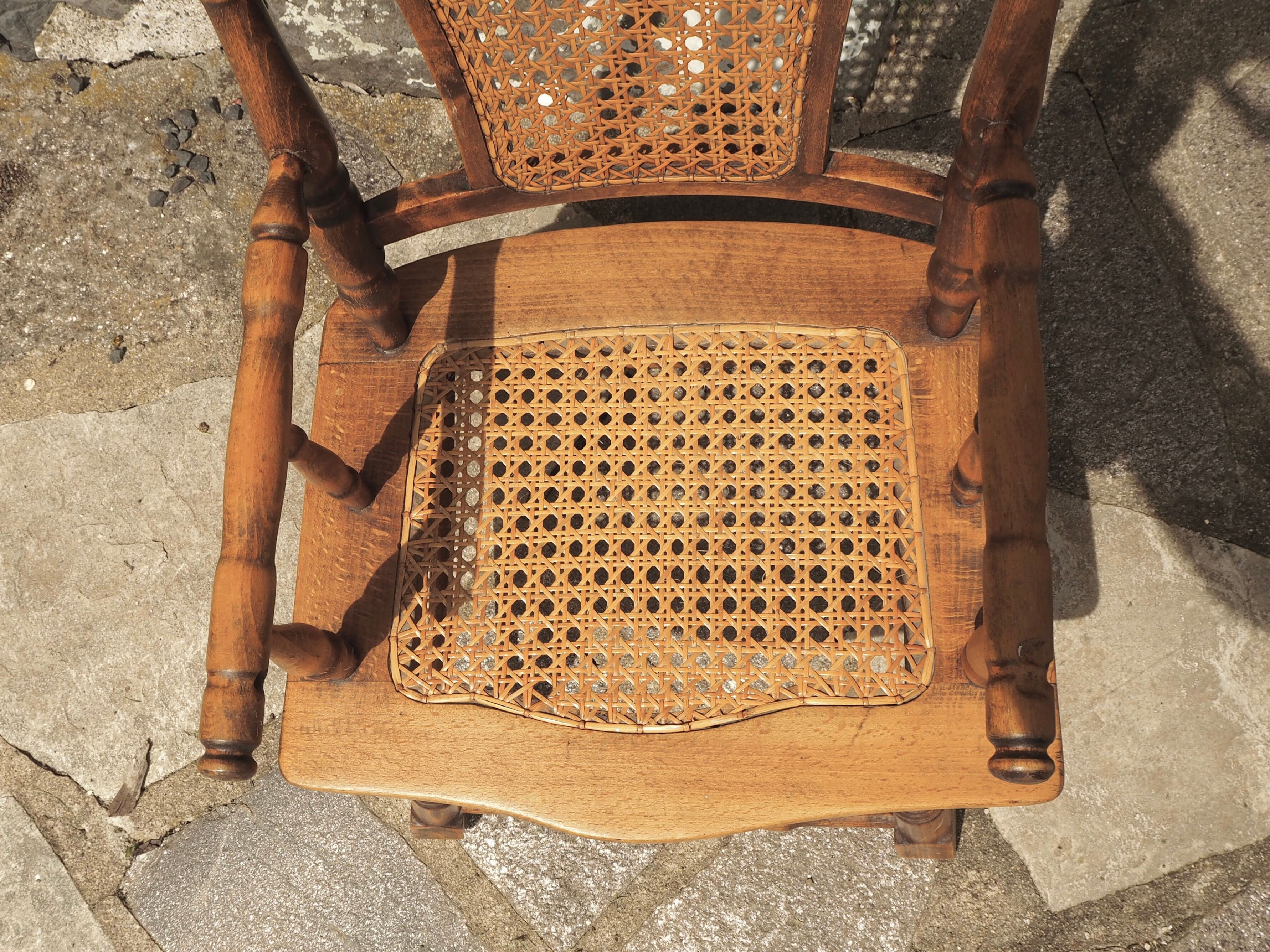 Fauteuil en bois et cannage pour enfant