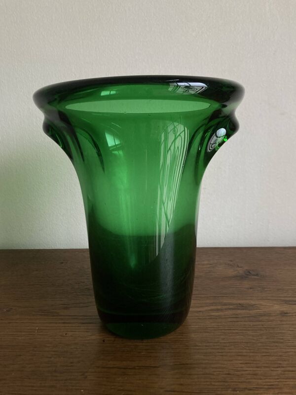 Vase 1950 médicis massif art déco à oreilles en verre soufflé vert