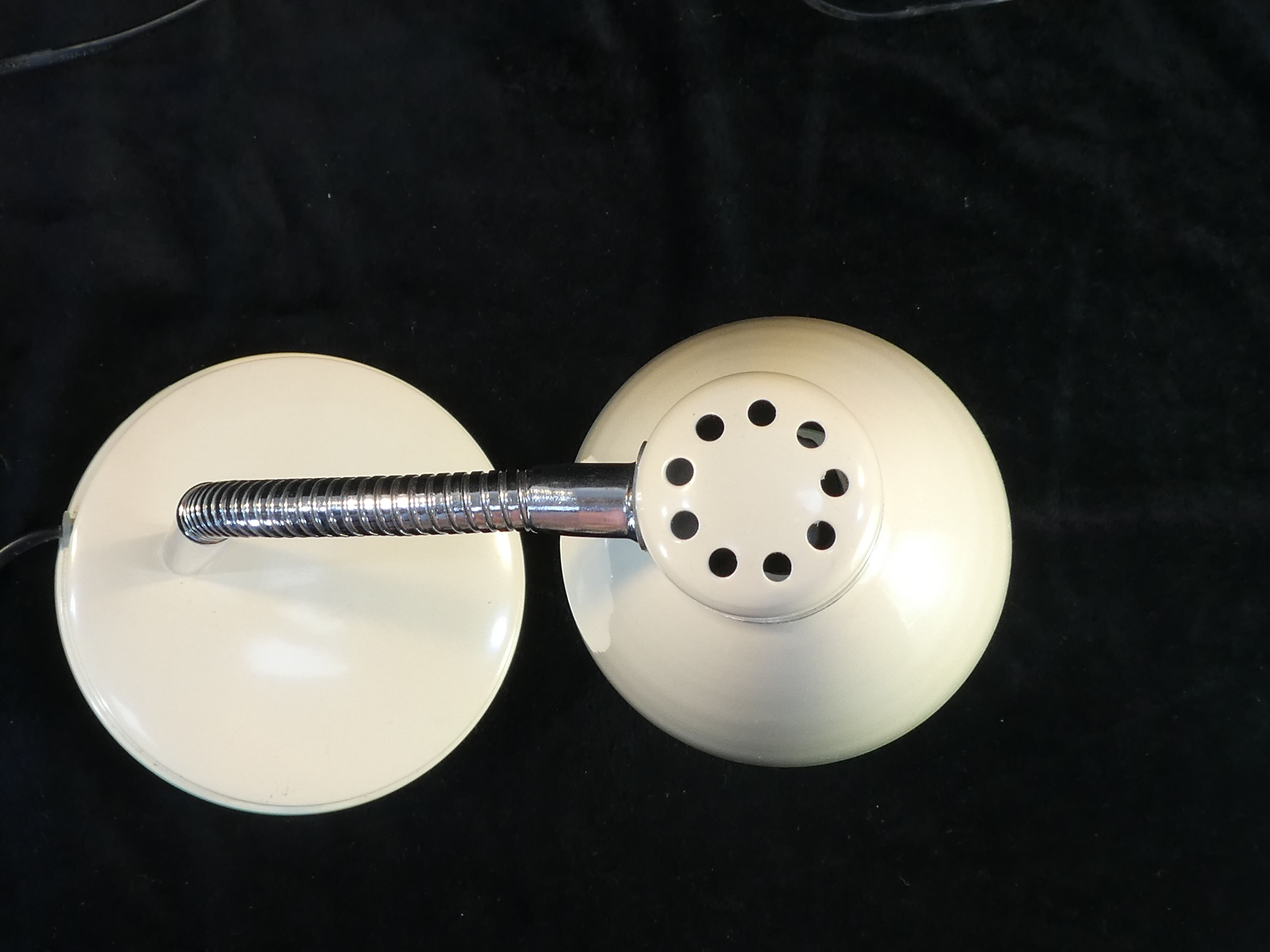 Vintage articulated desk lamp in beige metal years 70