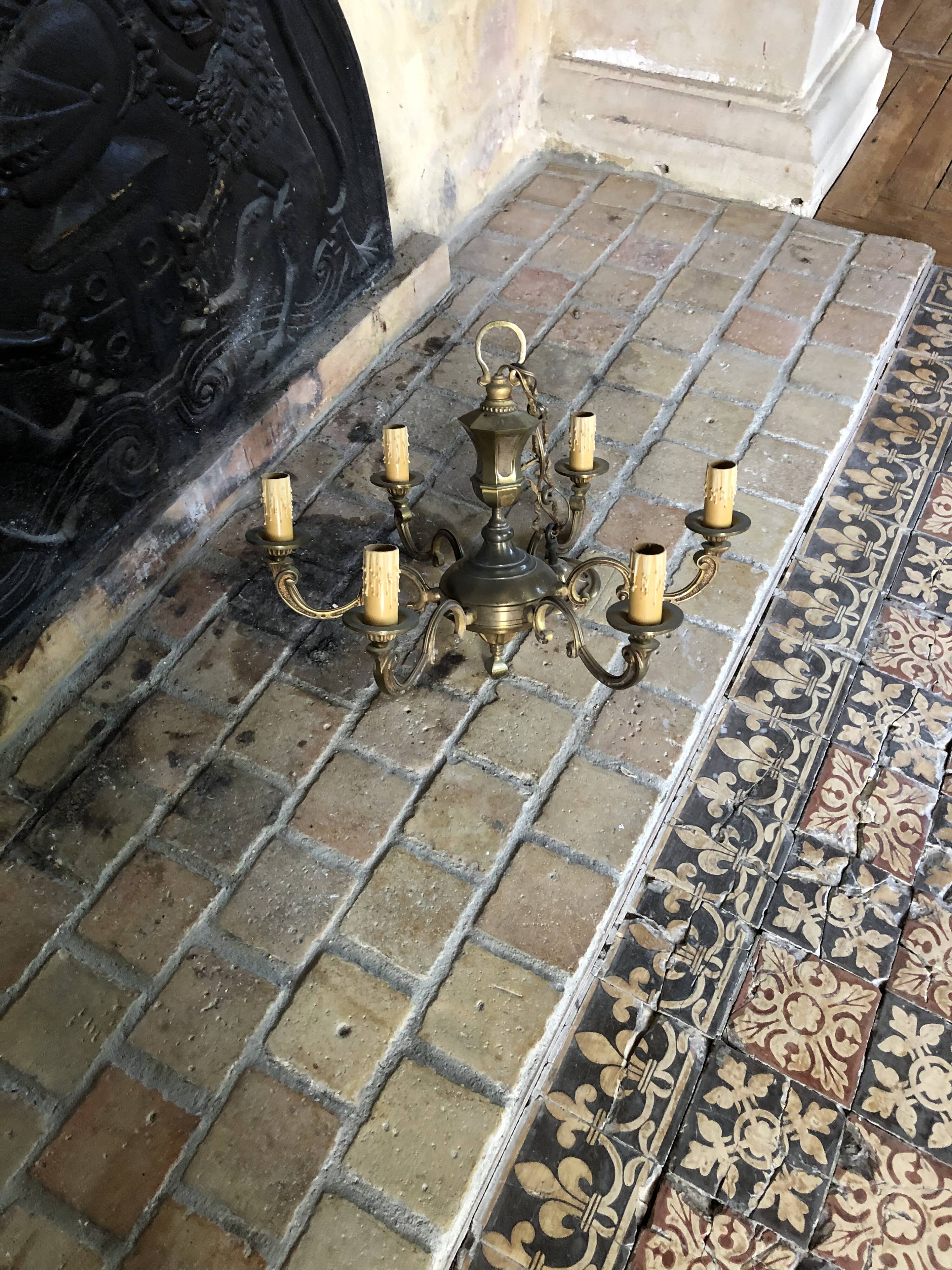 Massive bronze chandelier 6 candles