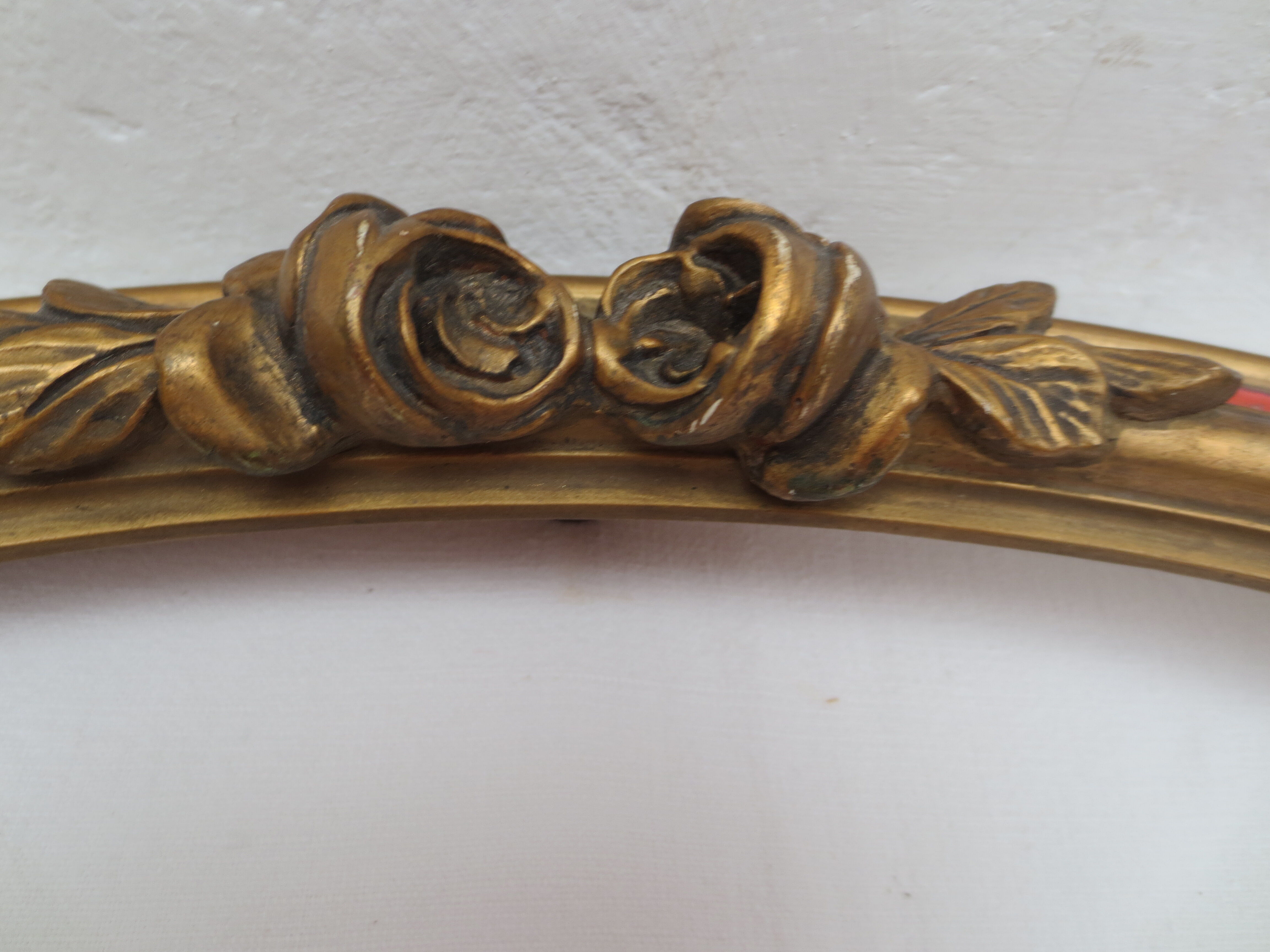 Old oval wooden frame, featuring 8 stucco roses