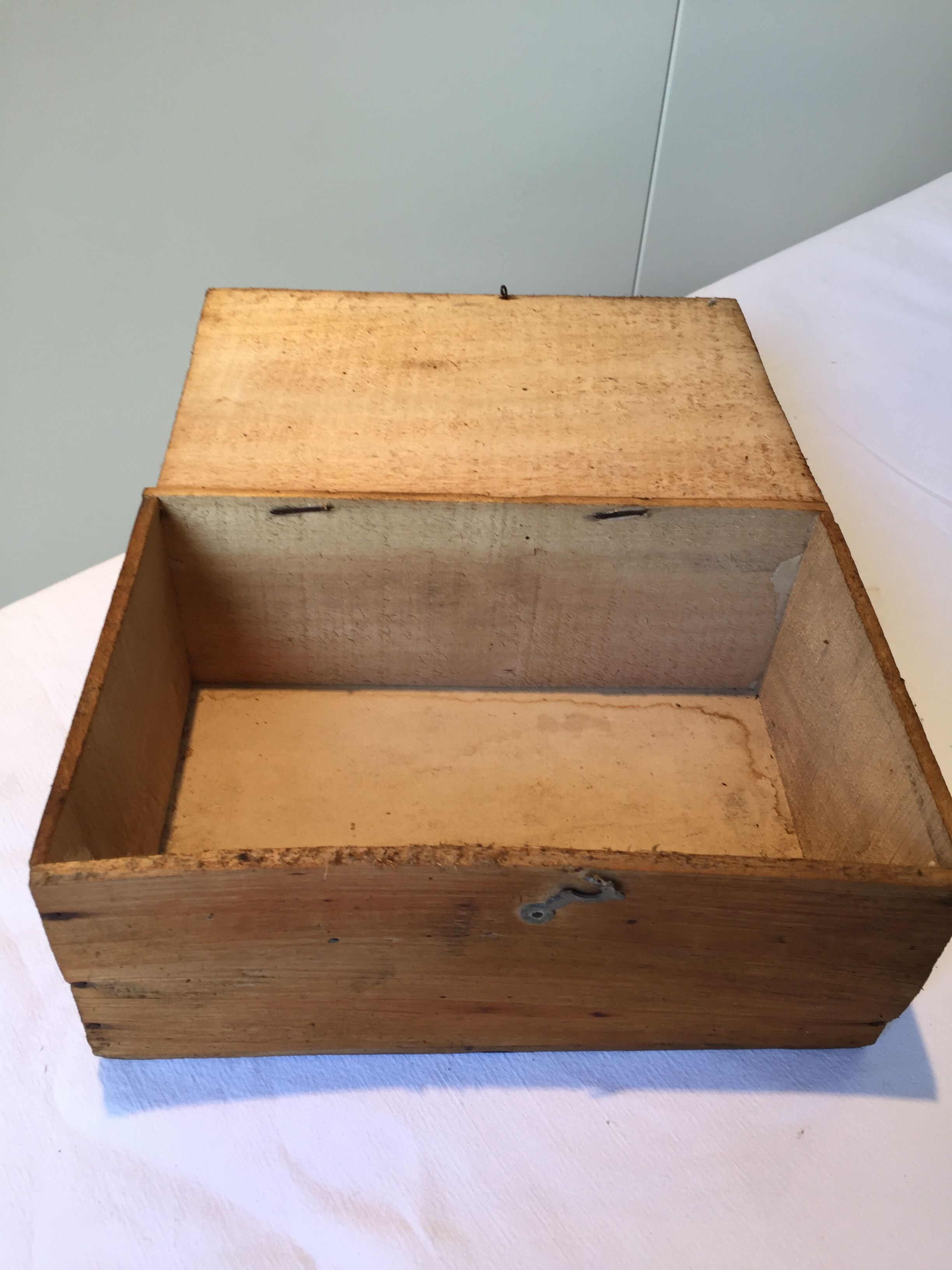 Box advertising the cheap, home Aristide Boucicaut wooden