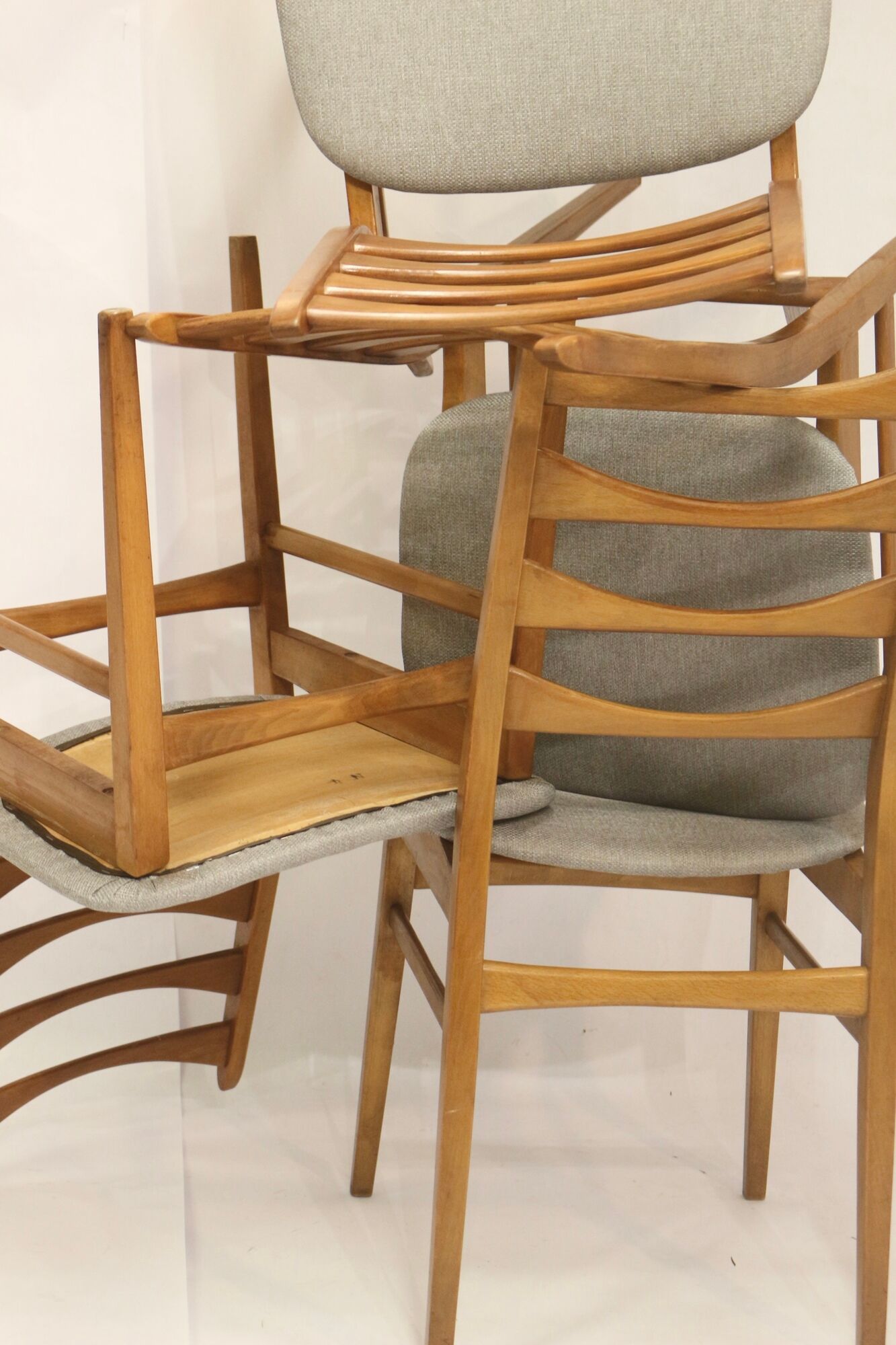 Set of 4 Scandinavian chairs year 50-60 restored anti-stain fabric gray cloud.