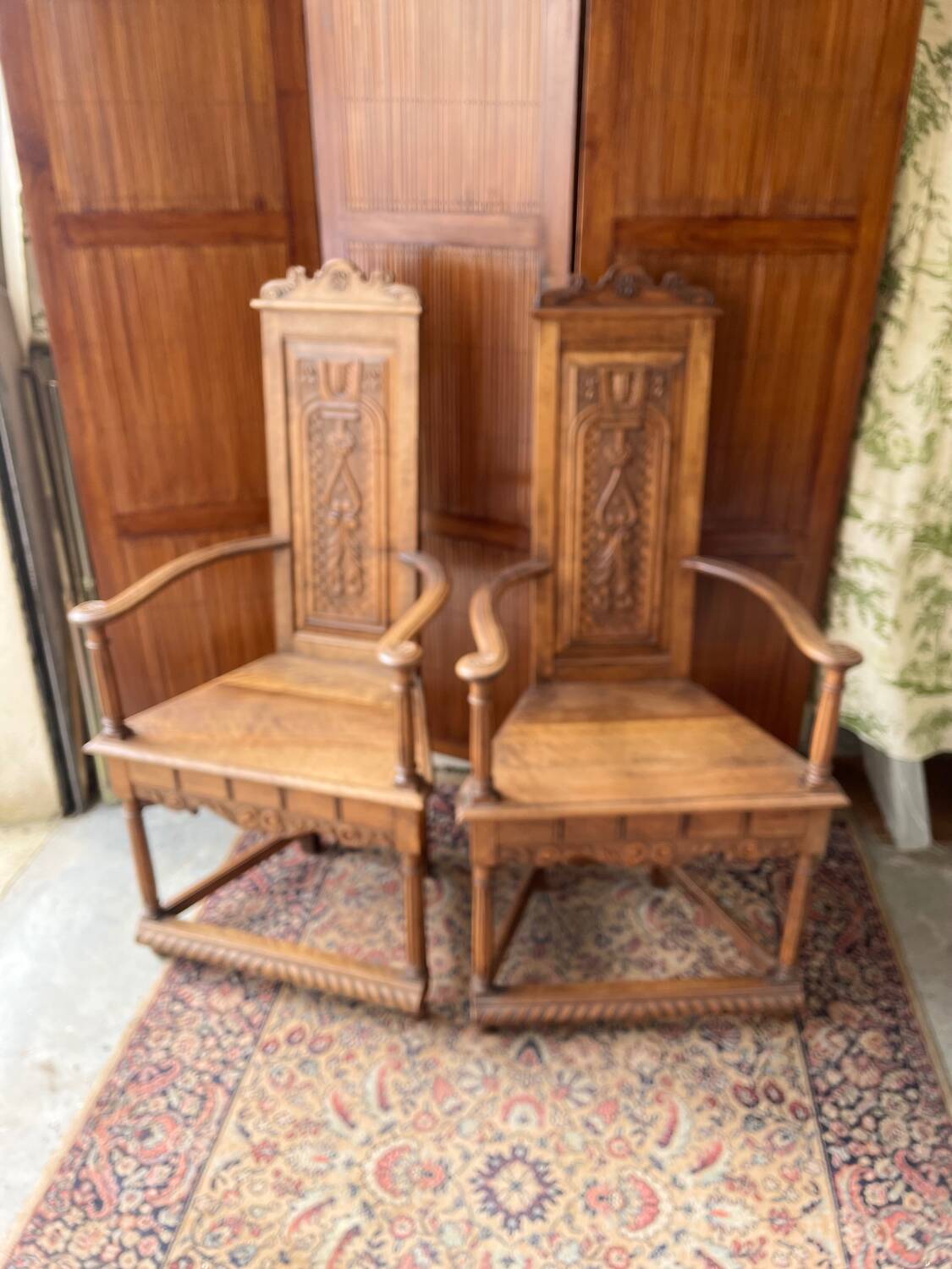 Paire de fauteuils sculptés en noyer de style Renaissance