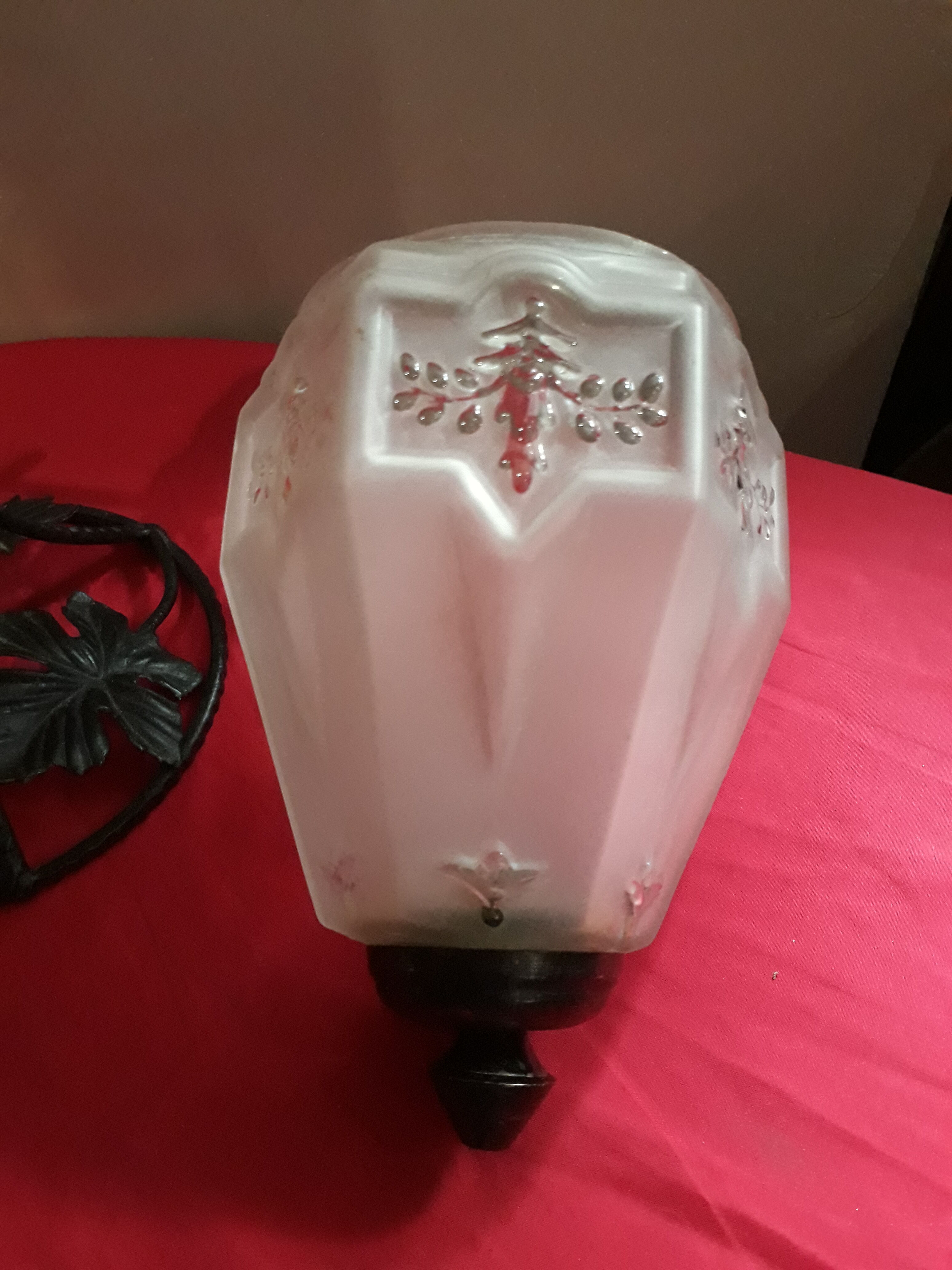Wrought iron lamp and its opaque molded glass 1900 has 30 art deco electricity to the standard