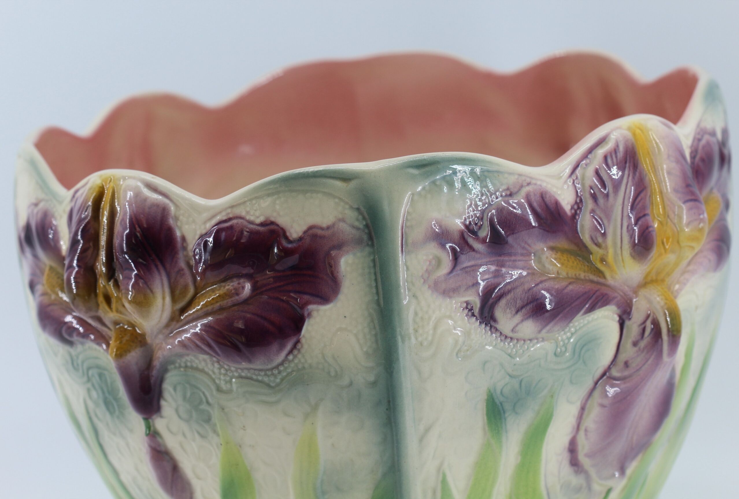 Large cache pot iris dabbling of St. Clement