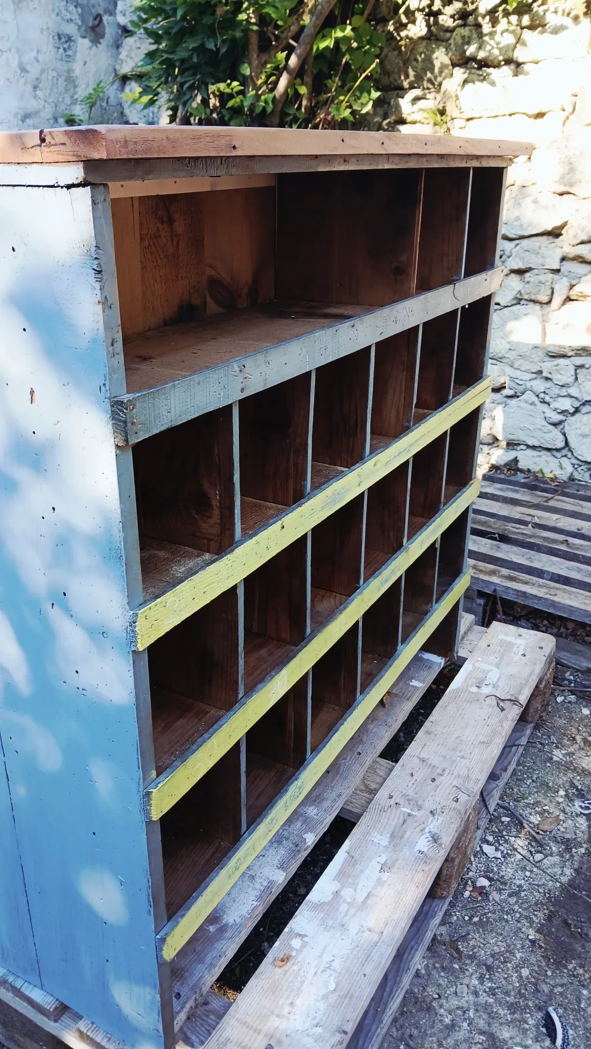 Workshop furniture with double-sided lockers
