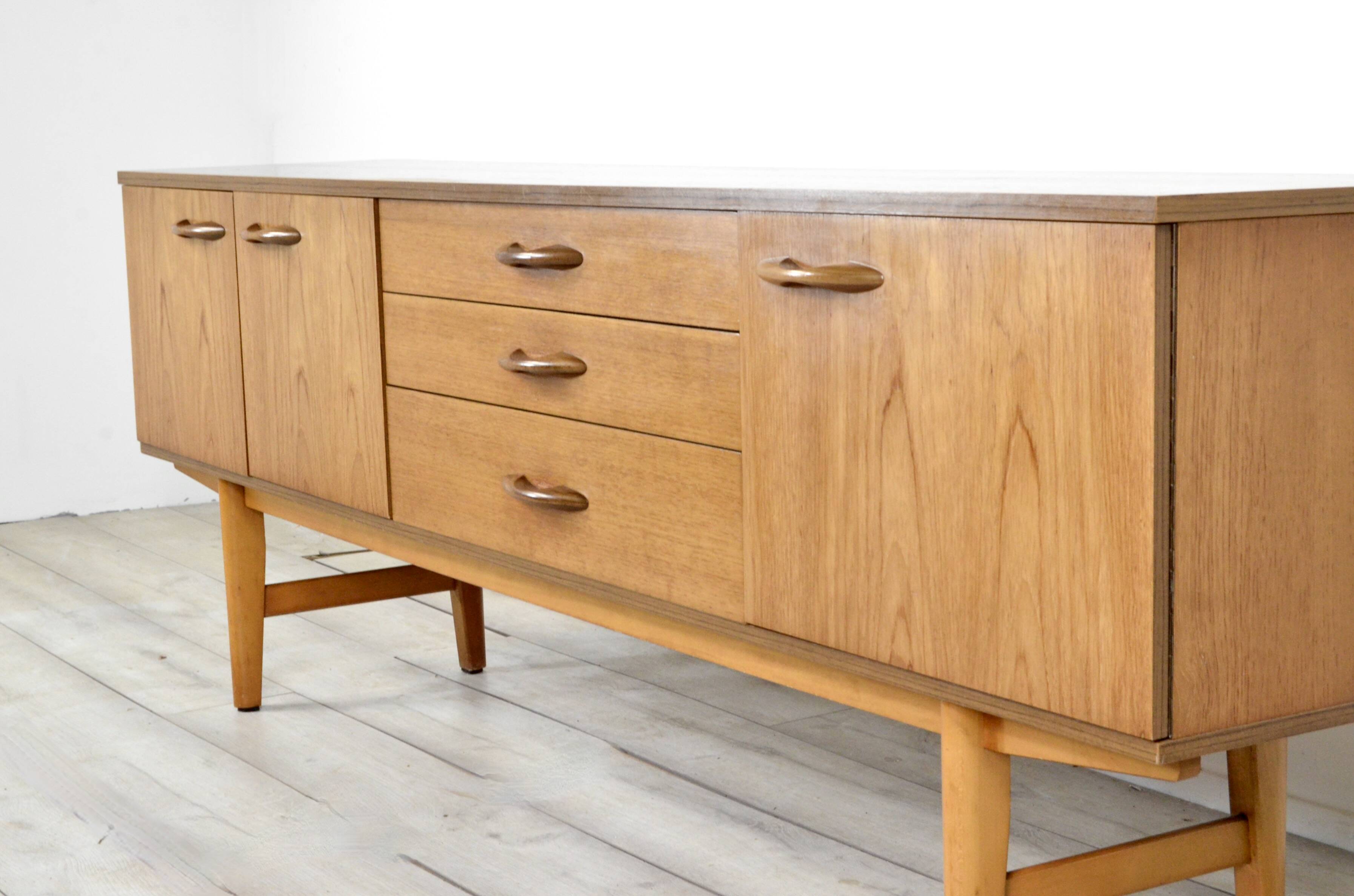 Buffet/table basse en teck « Avalon » du milieu du siècle. Style vintage élégant.