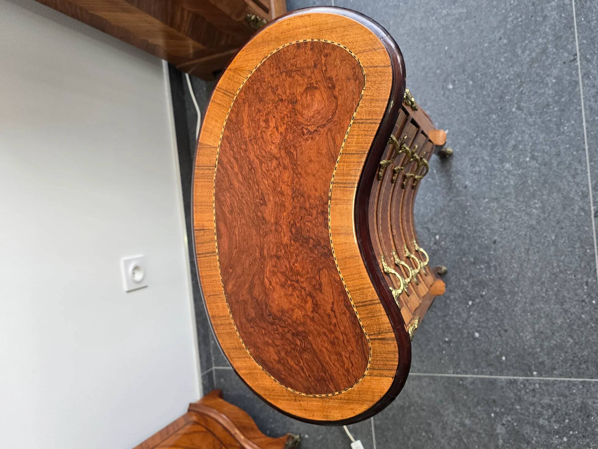 Commode galbée demi-lune en marqueterie – style Louis XV, fin XIXe siècle