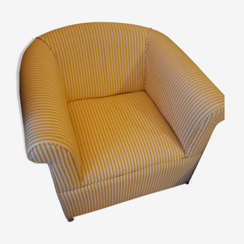 Fauteuil club en tissu jaune et blanc à rayures