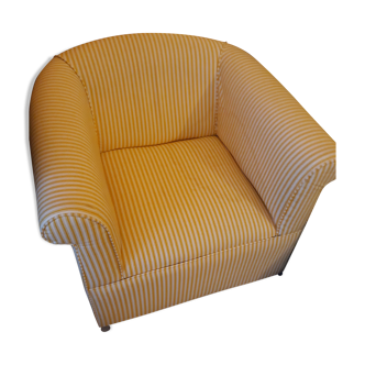 Fauteuil club en tissu jaune et blanc à rayures