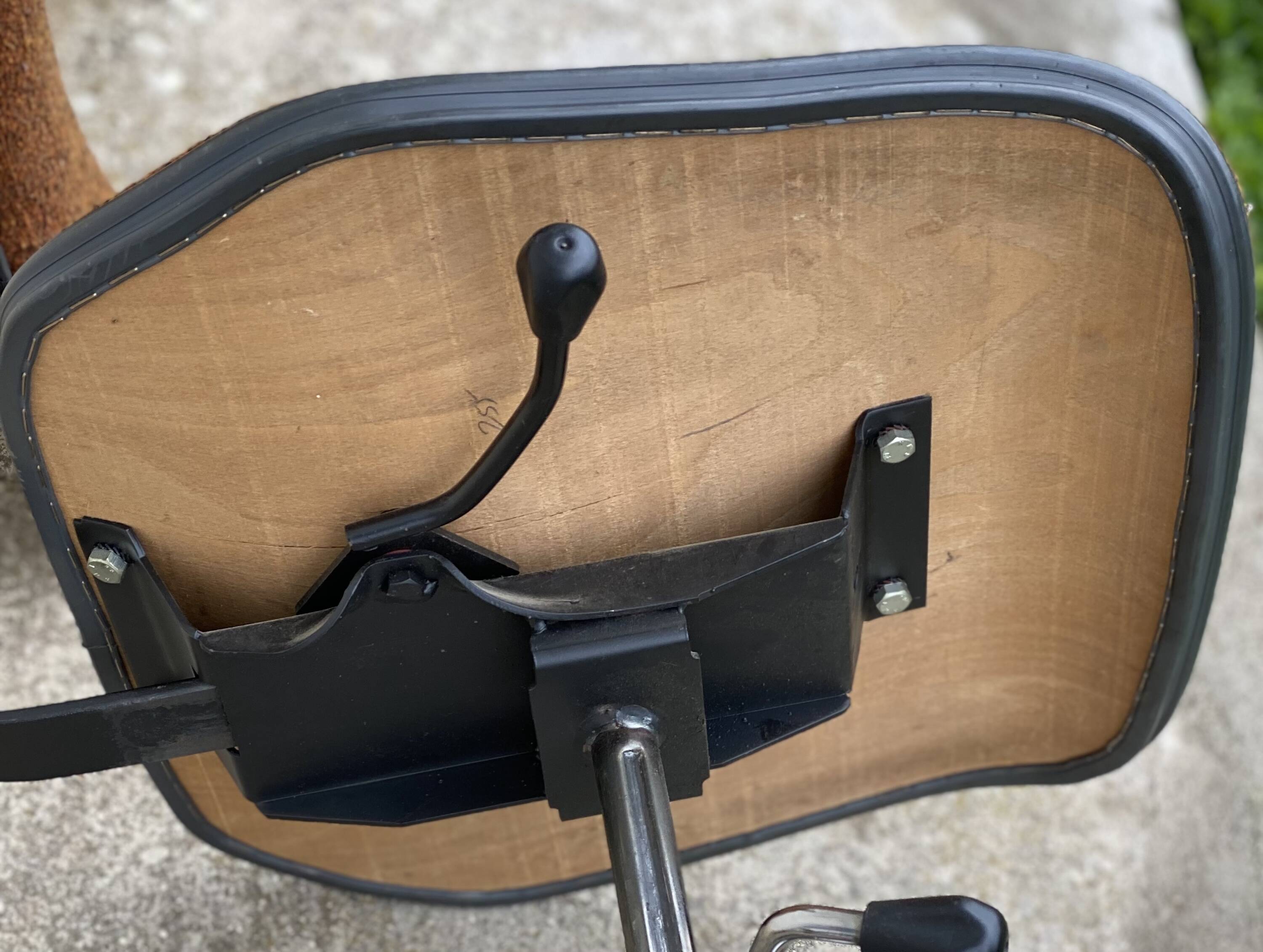 Vintage 1980 adjustable swivel office chair on wheels