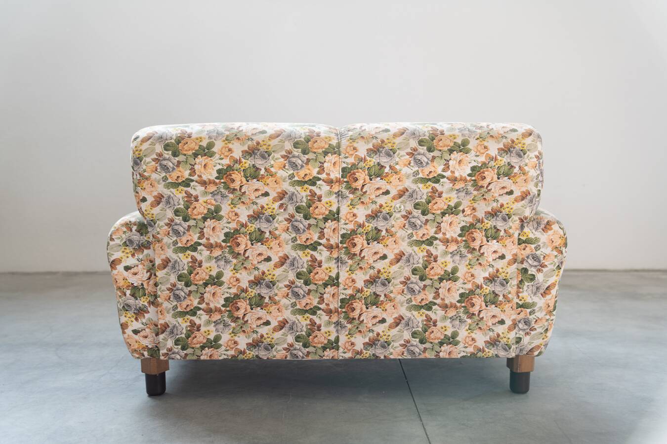 2-seater sofa, floral fabric, wooden structure, plastic and wooden legs, 1970