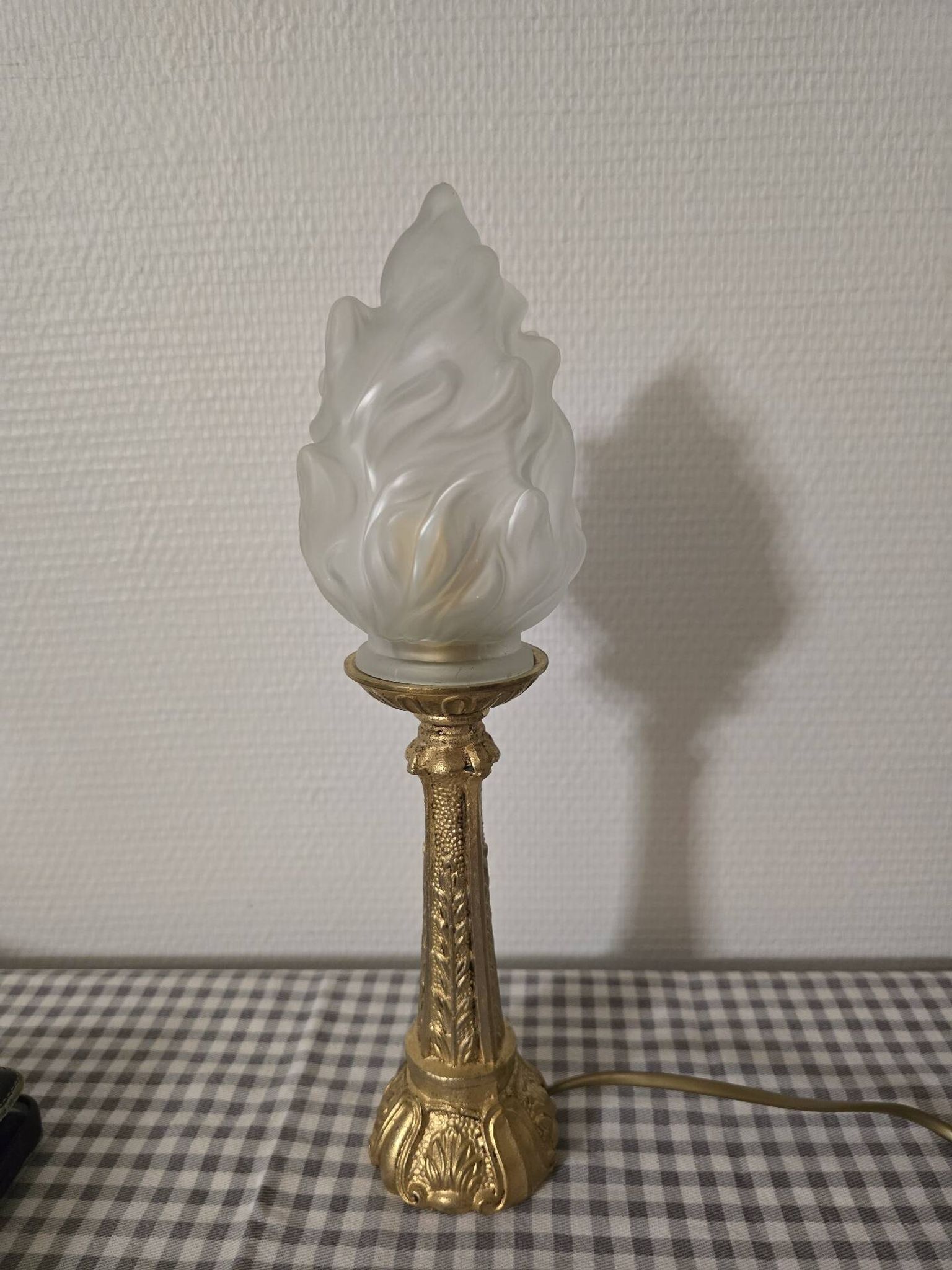 Lampe à poser pied laiton et globe flamme vintage 