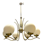 Chandelier en verre opalin blanc et laiton, années 1960