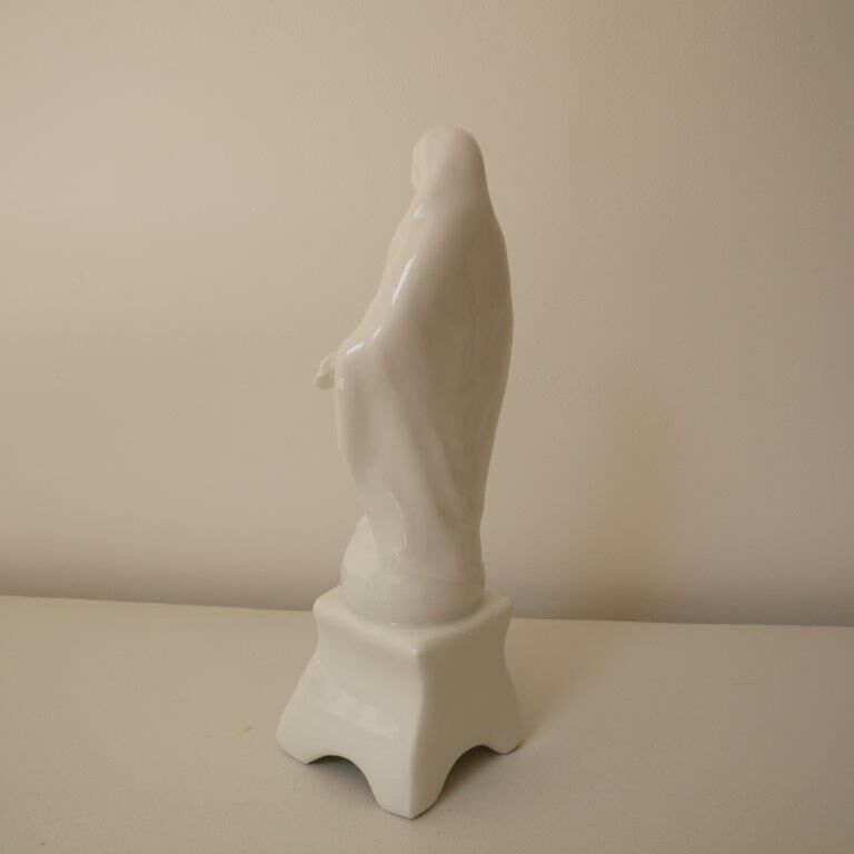 Statue de la Vierge Marie en porcelaine blanche