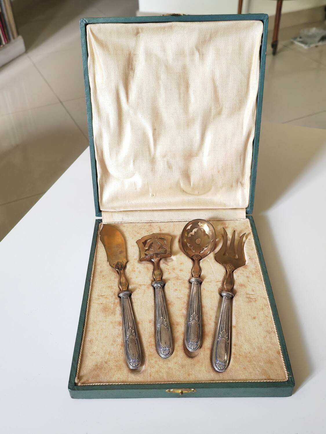 Cutlery box for sweet treats