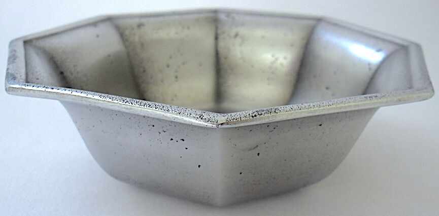 Empty octagonal pocket in tin by the workshop "Les Etains de France"