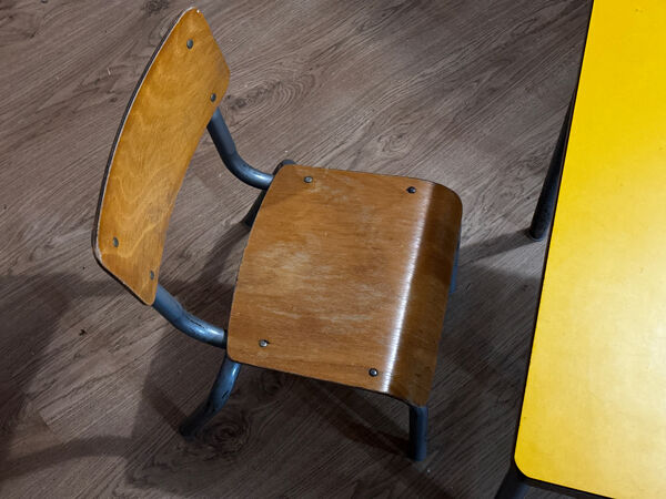 Table et chaise d’école petite enfance vintage