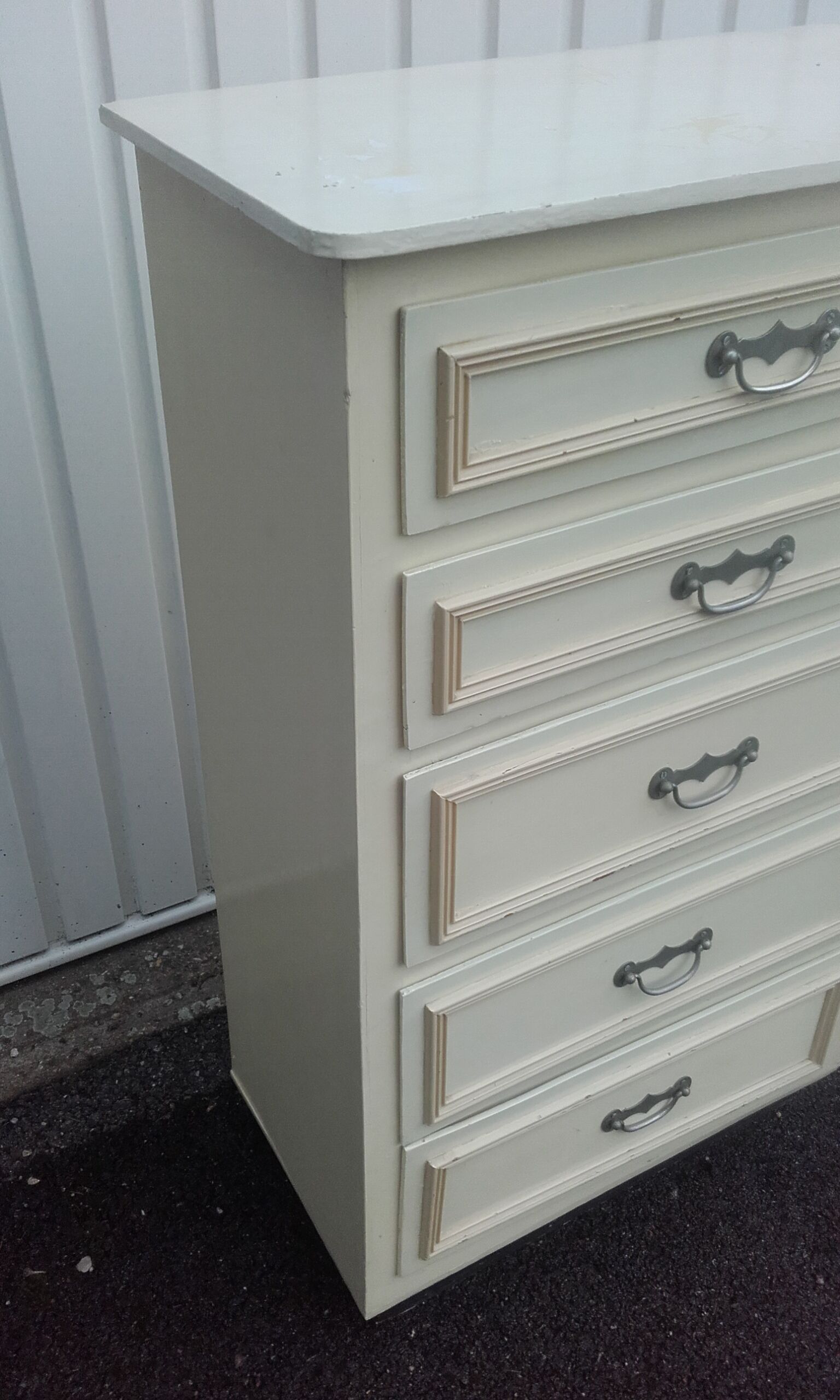 Wooden chest of drawers