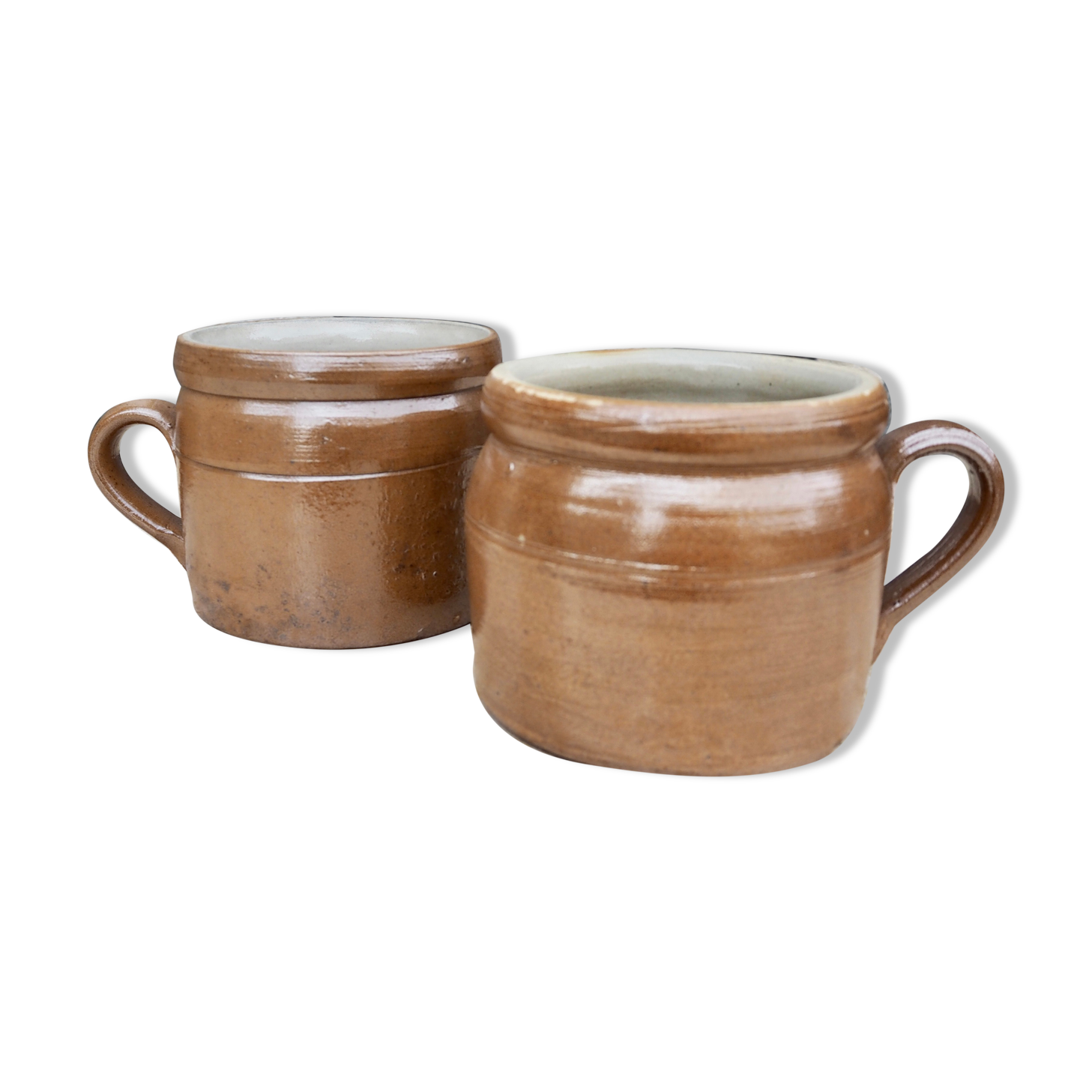 Duo of sandstone pots with handle