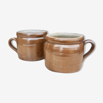 Duo of sandstone pots with handle