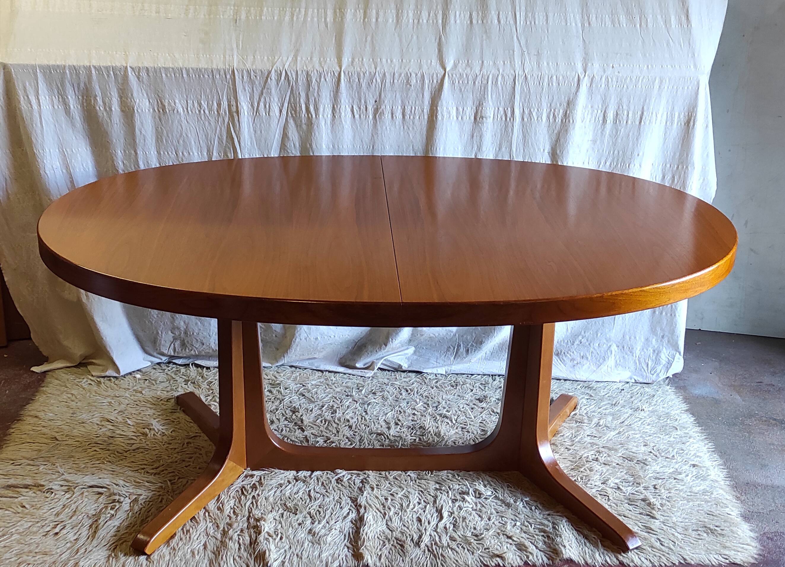 Table à manger ovale en teck - années 60/70