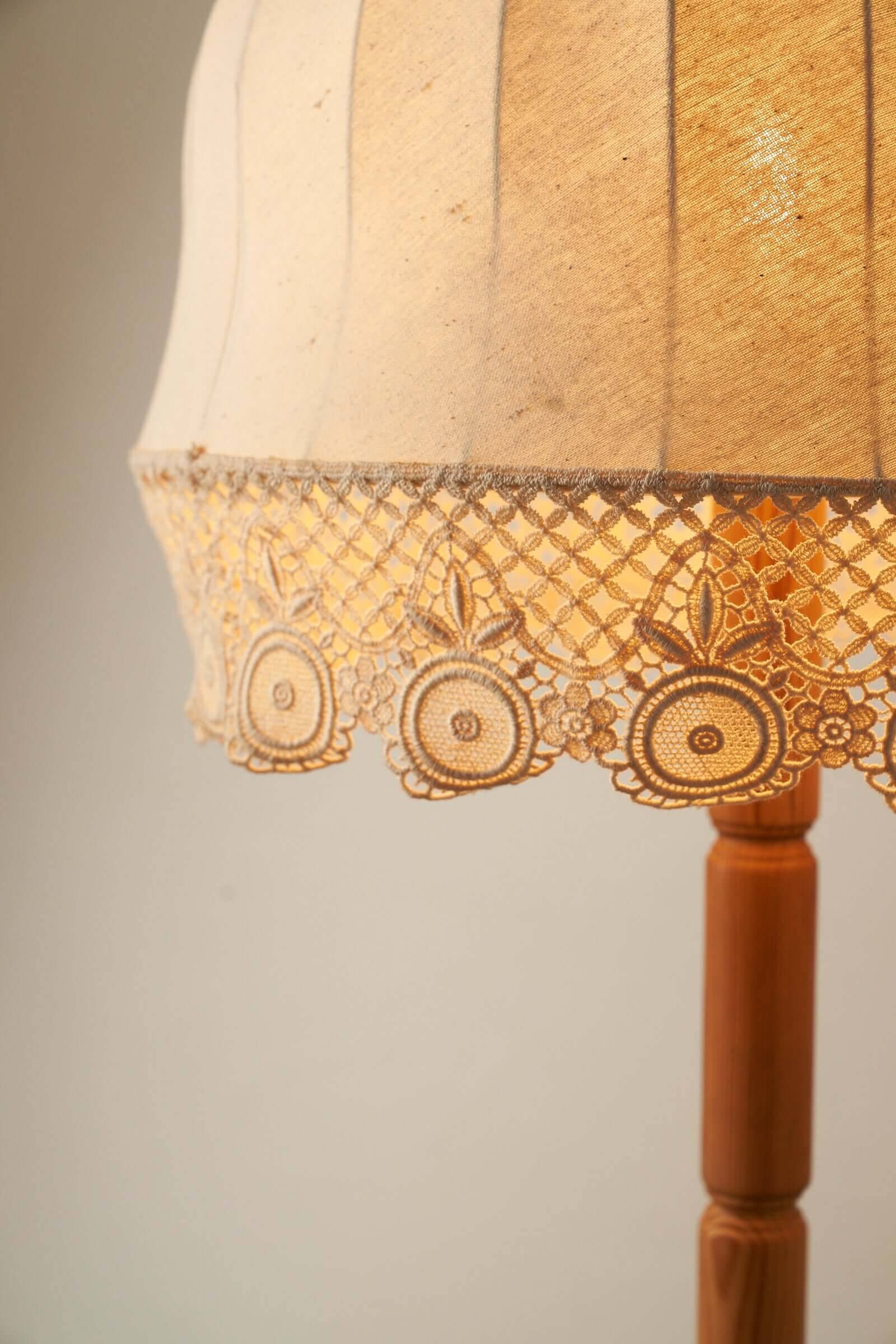 Lampadaire en bois et textile de Suède