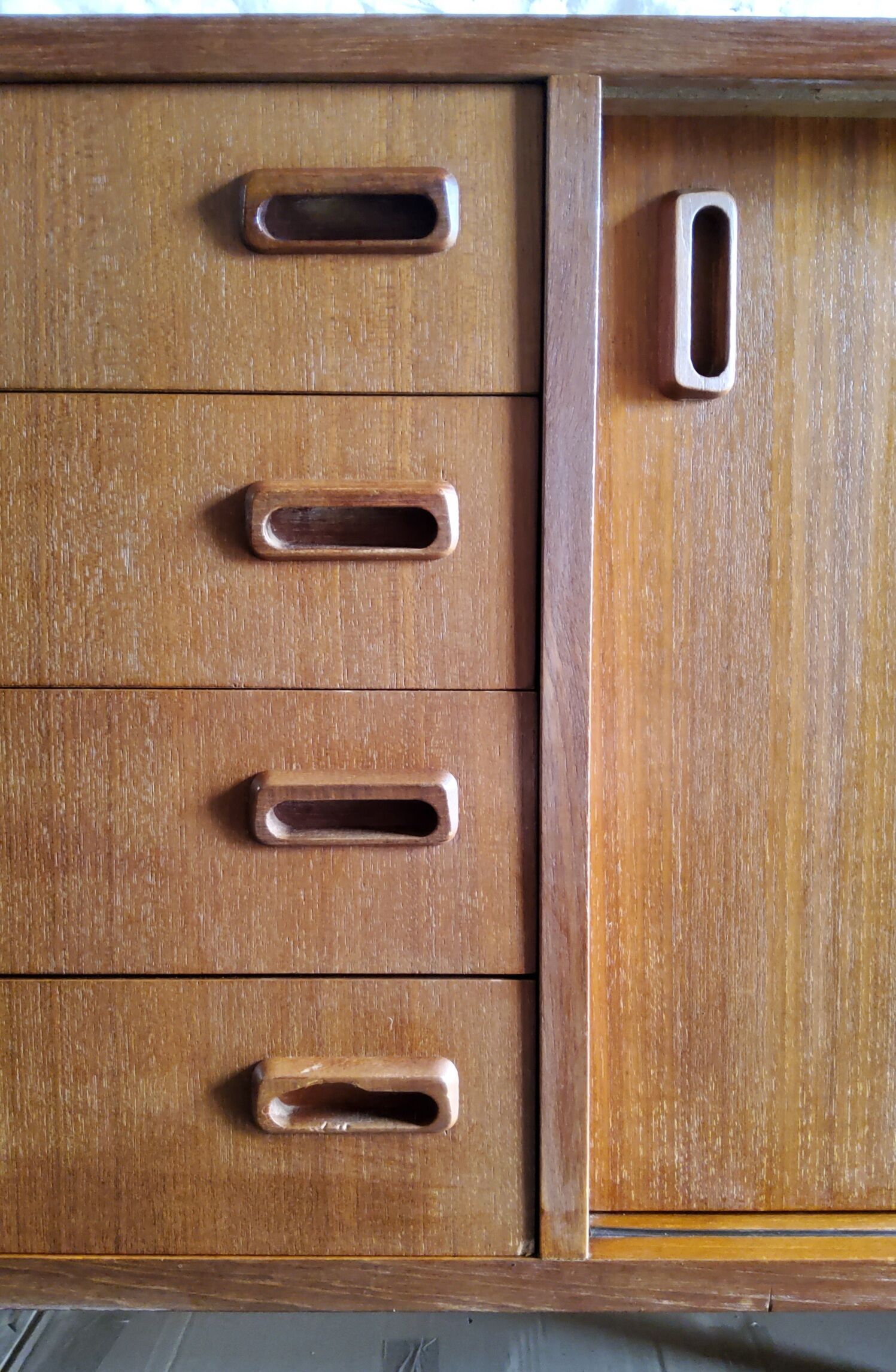 Sidbeoard with sliding doors and ceramic decoration