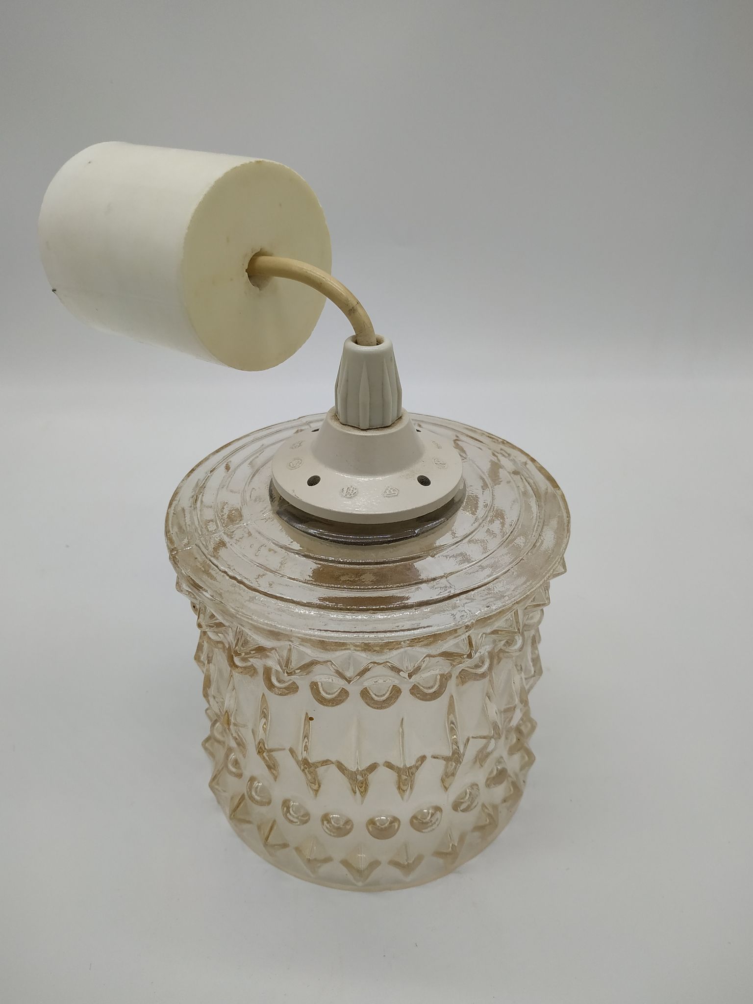 Suspension vintage seventies en verre moulé pressé
