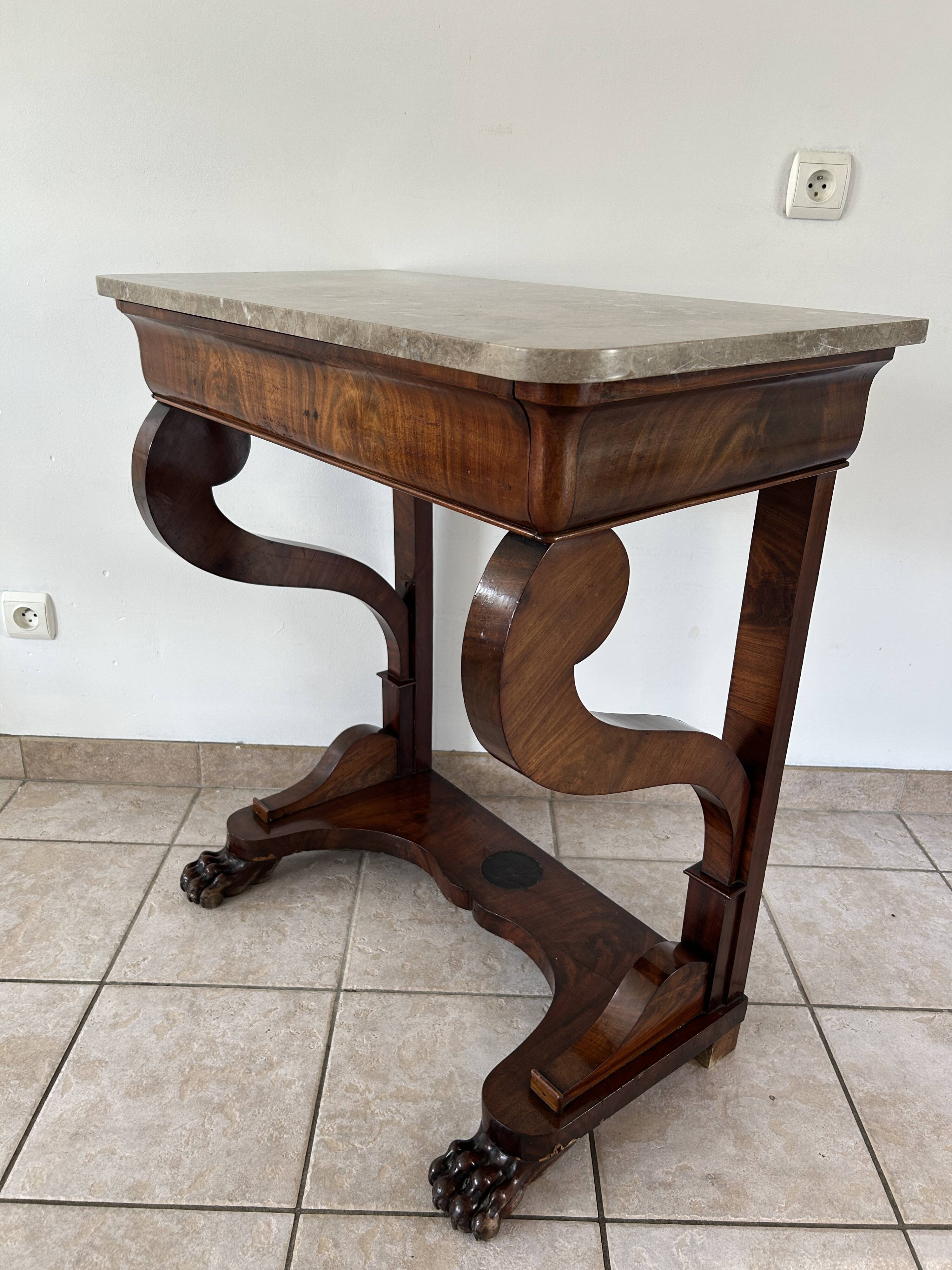 Console d'époque Louis-Philippe, placage d'acajou et marbre