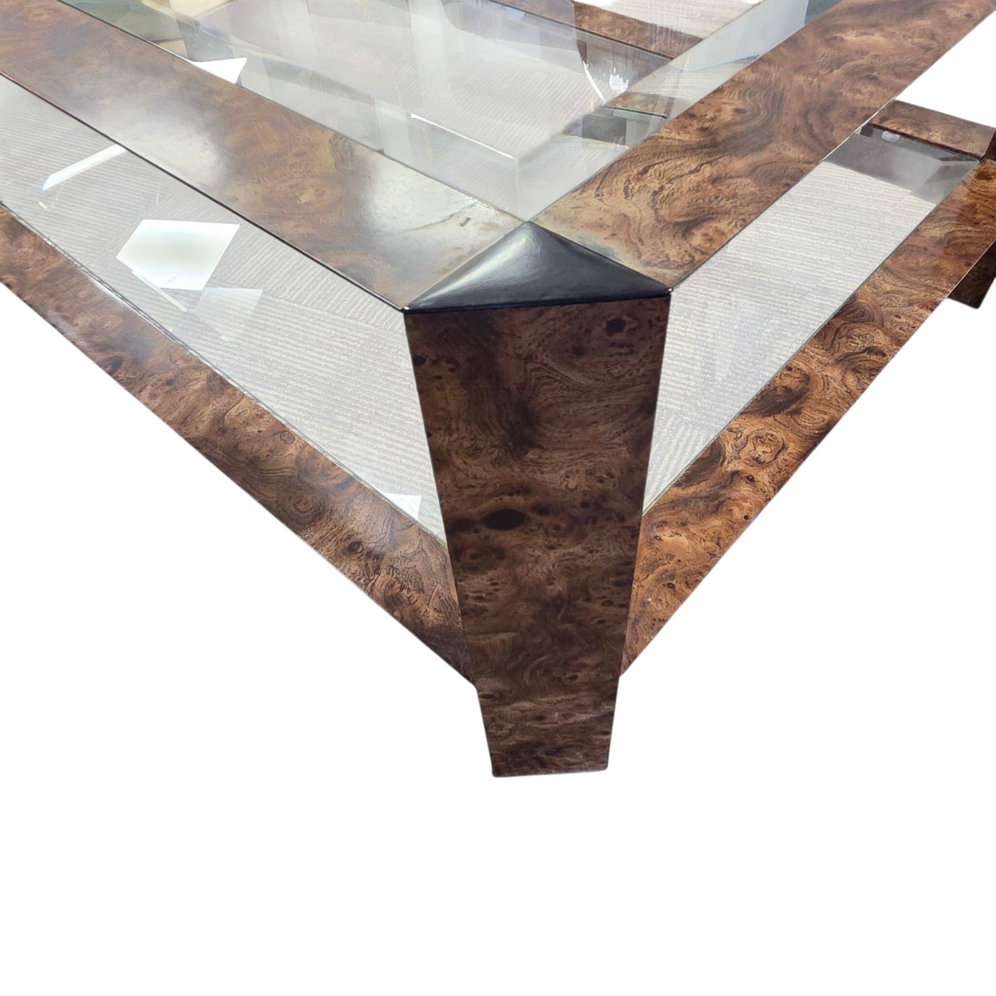 Table basse années 80 en métal gainé imitation loupe de noyer.