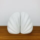 Paire de vases corail en céramique blanche, serre-livres