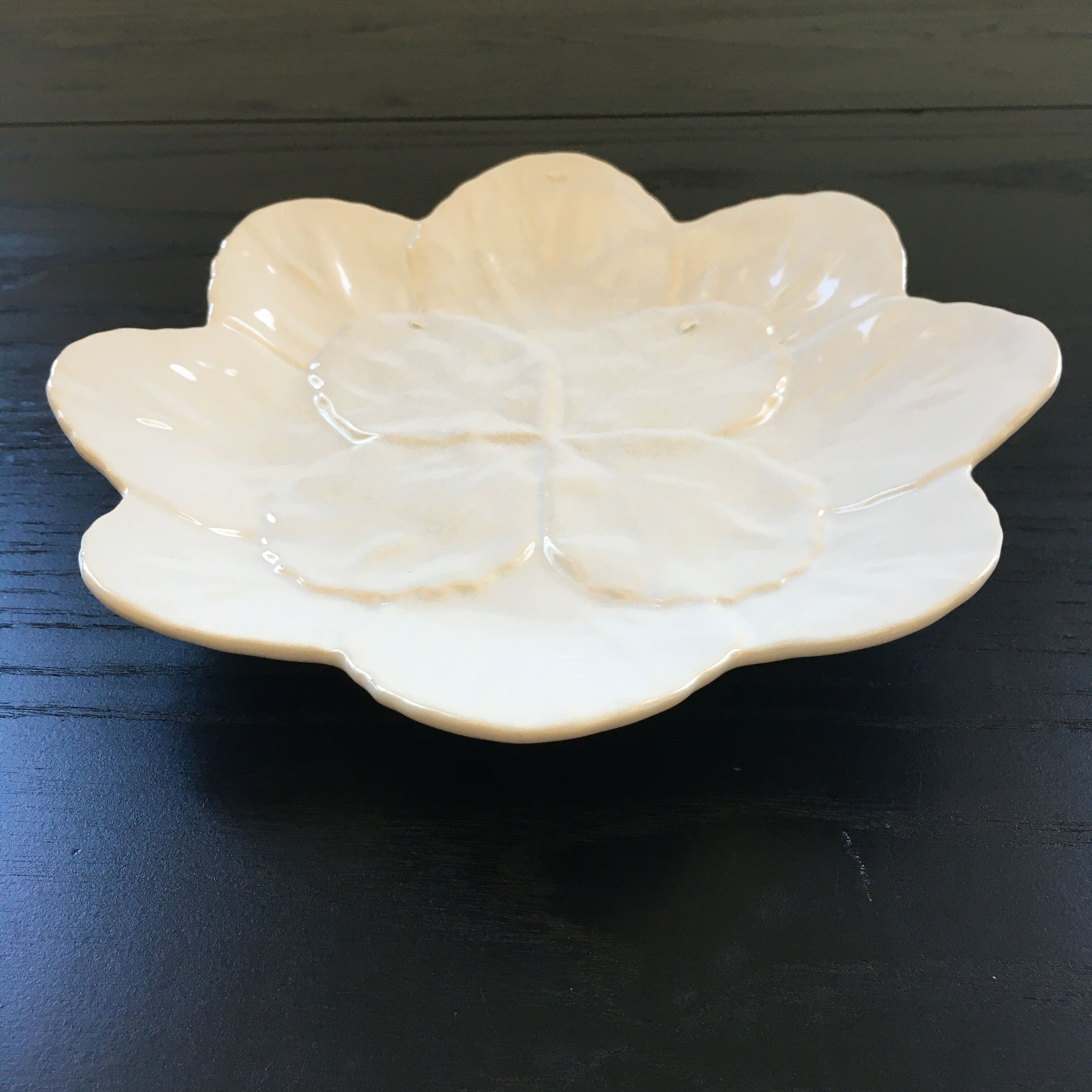 Assiette feuilles barbotine