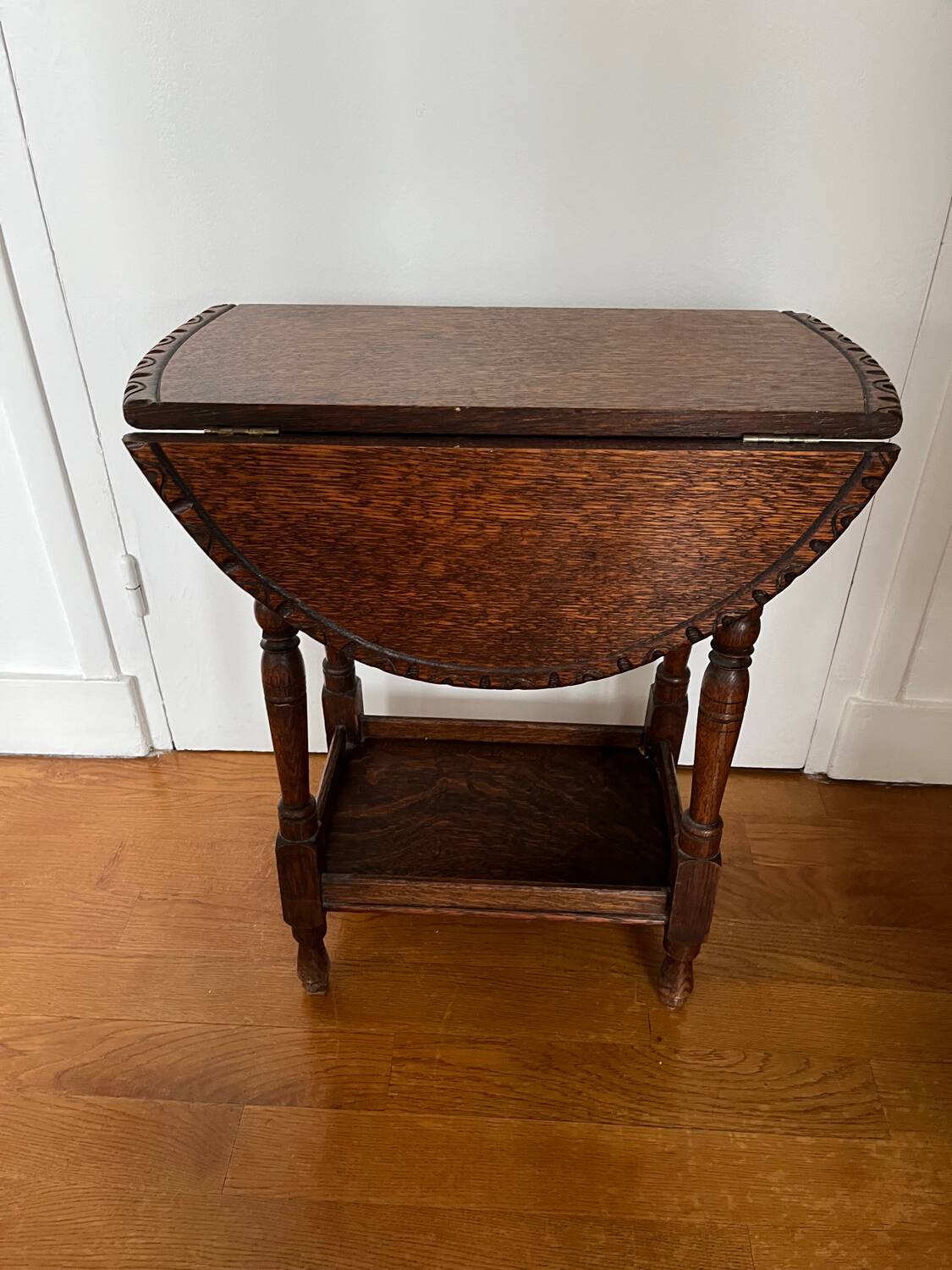 Small side coffee table with flaps