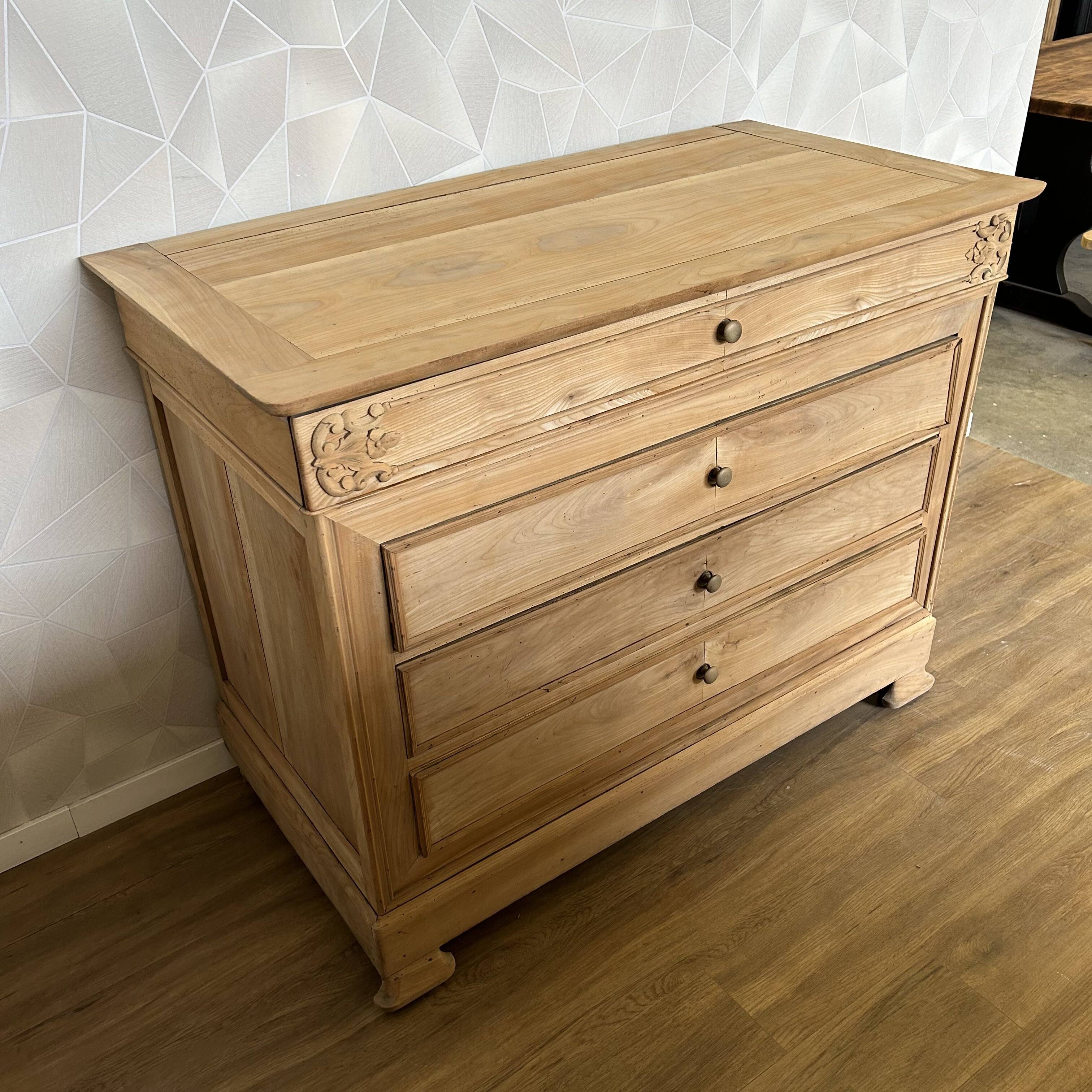 Antique chest of drawers with 4 airbrushed drawers