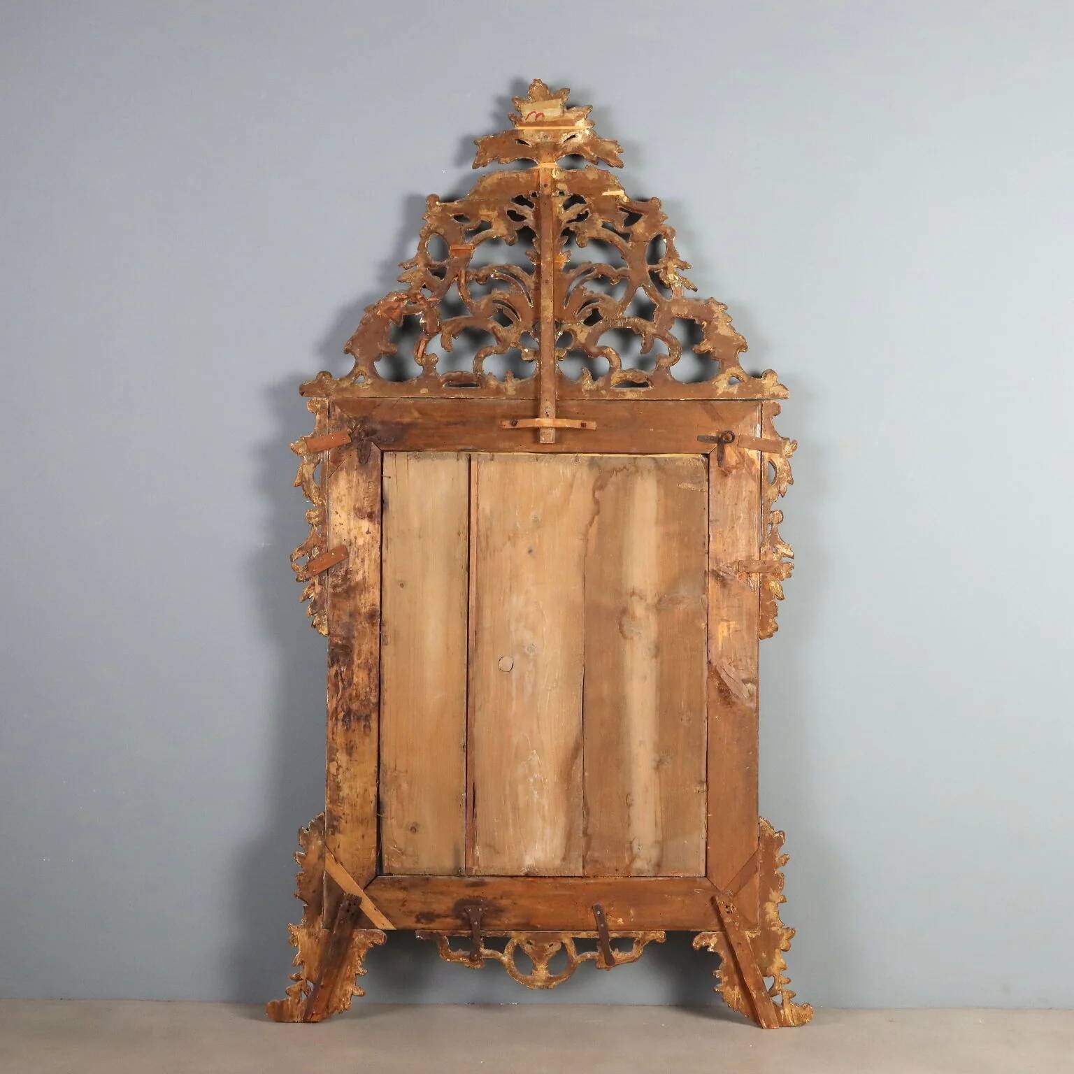 Antique mirror in gilded lime wood, Baroque sculptures, 18th century