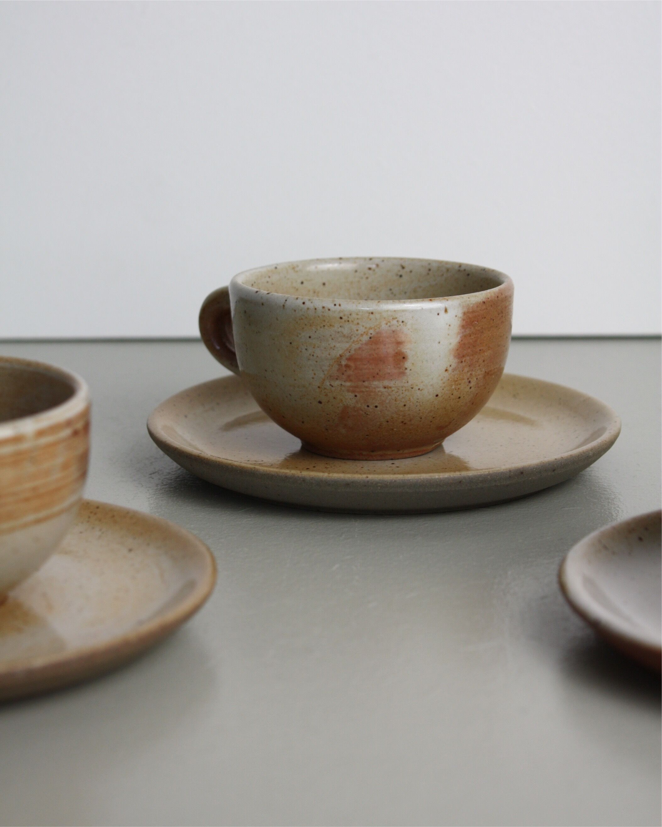 Set of 8 sandstone cups with saucers Sandstone of the Marais