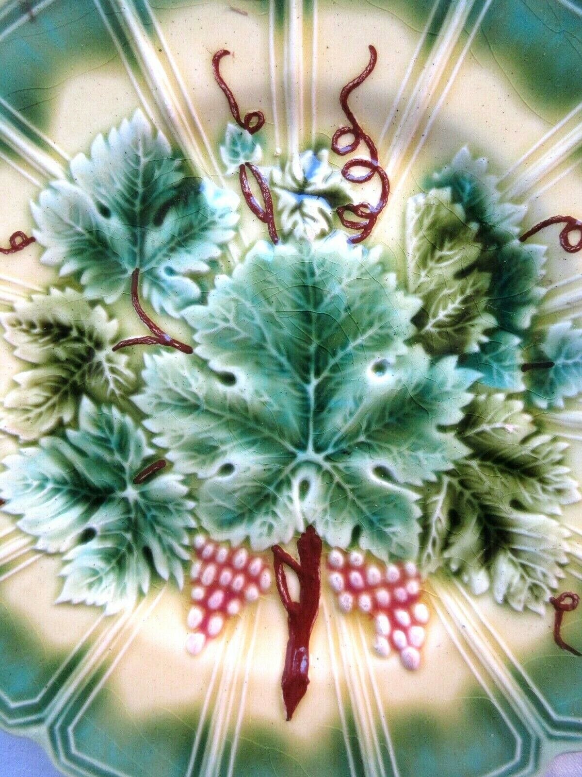 Art Nouveau plate, Majolica Sarreguemines: Vine leaves and grapes