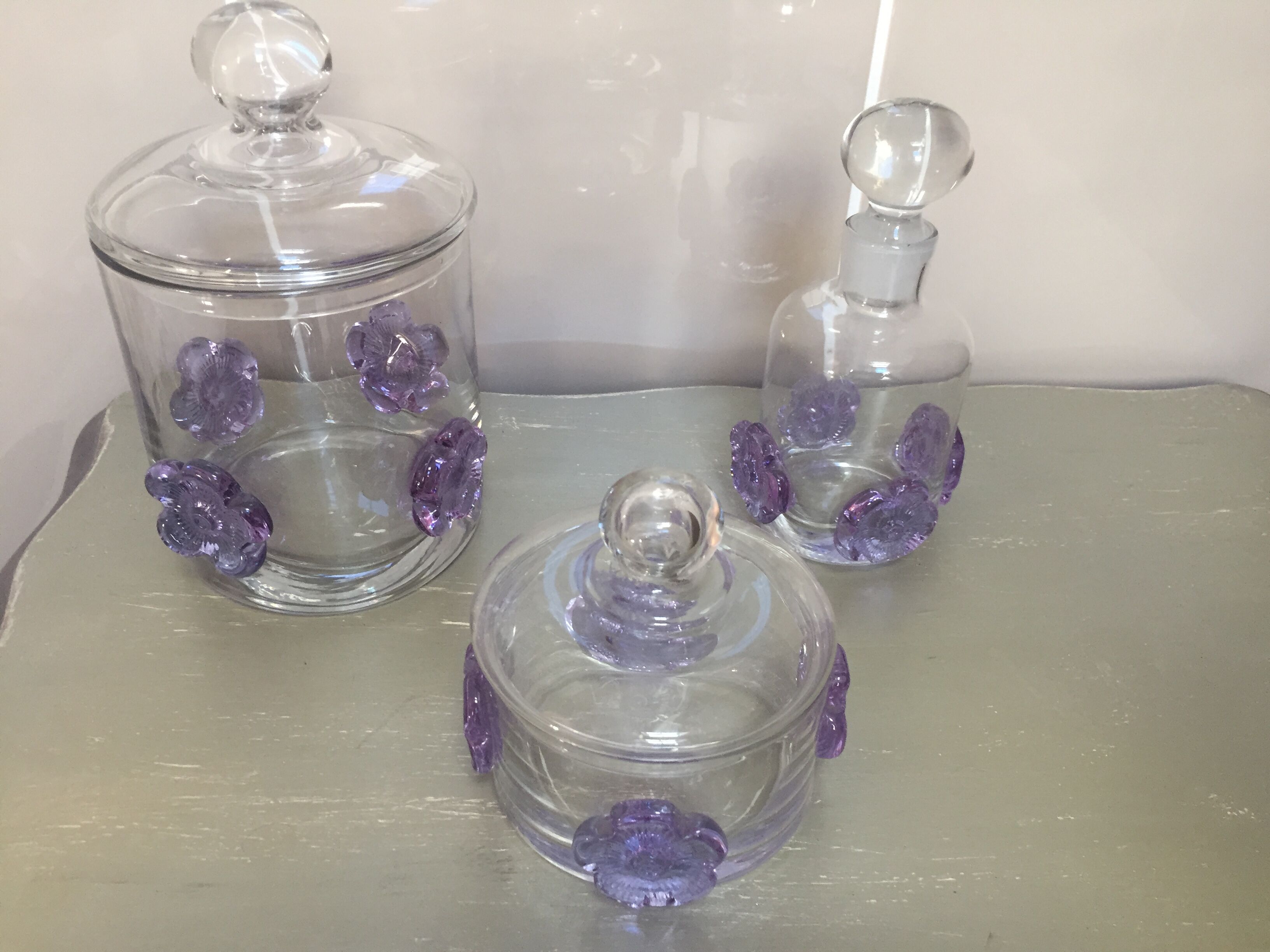 Three-piece glass-paste bathroom set