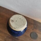 Petit vase en grès émaillé bleu moucheté vintage