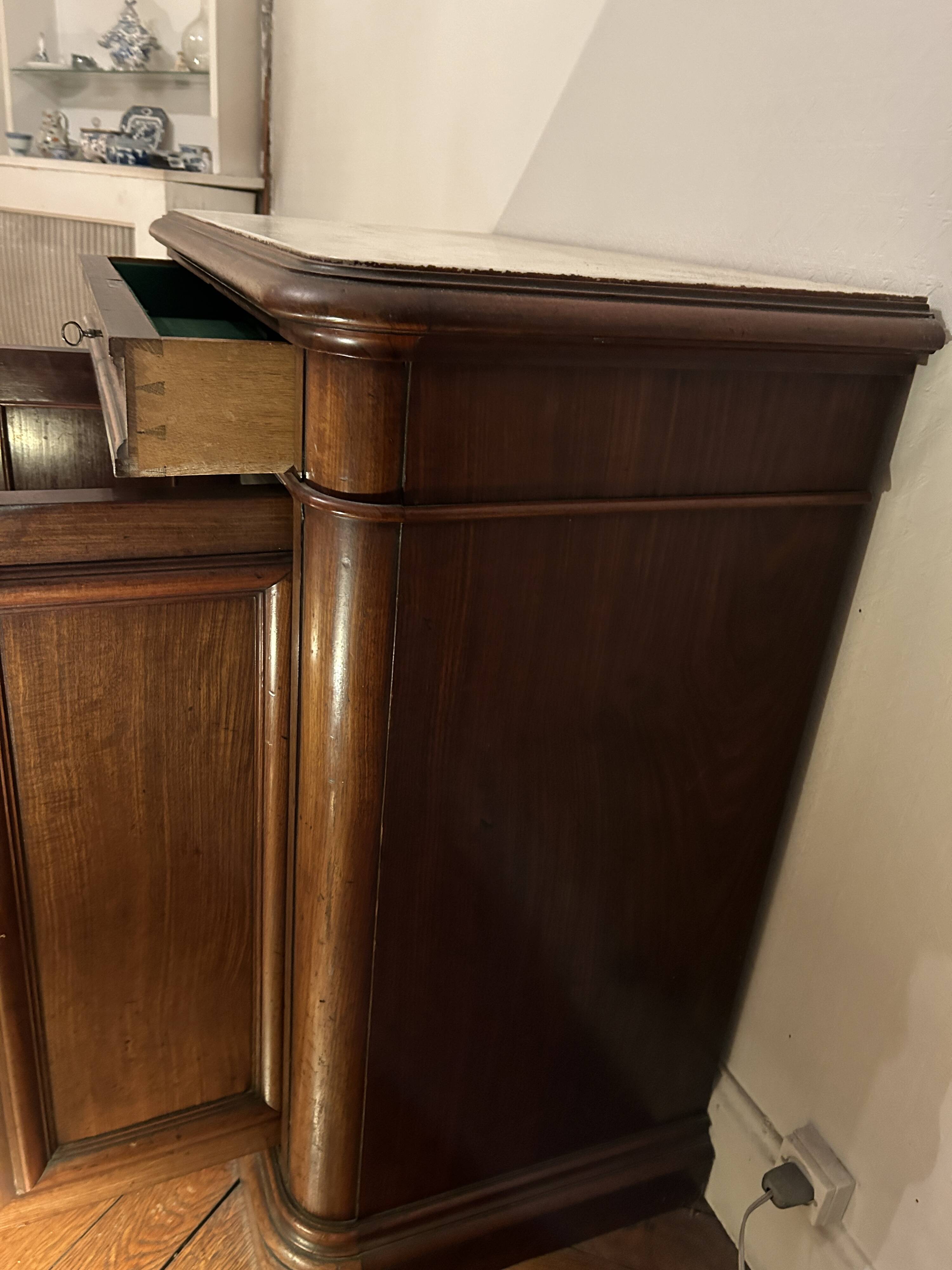 Antique wood-panelled sideboard with white marble top – Circa 1880