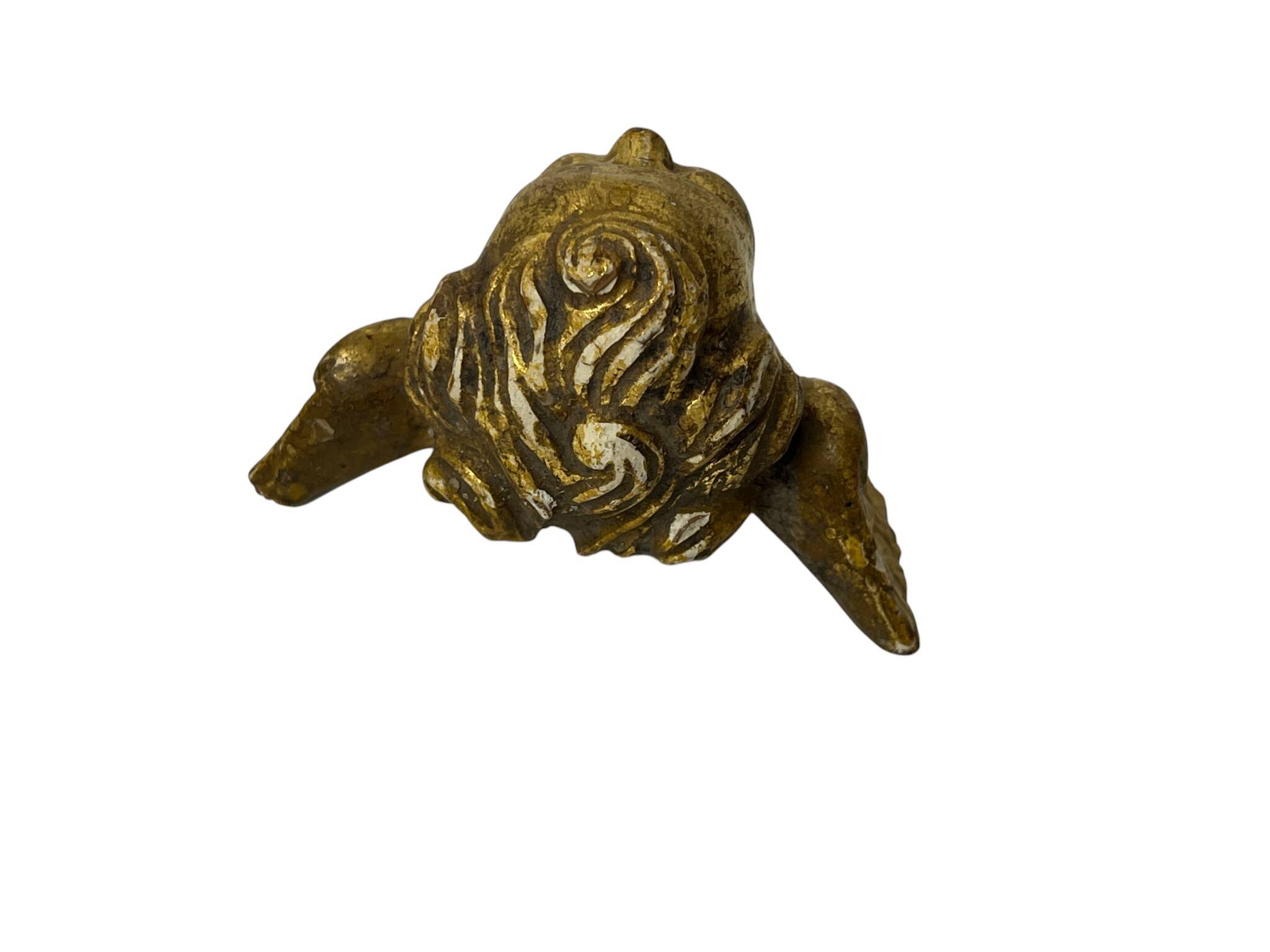 Antique cherub head in gilded wood from the early 20th century.