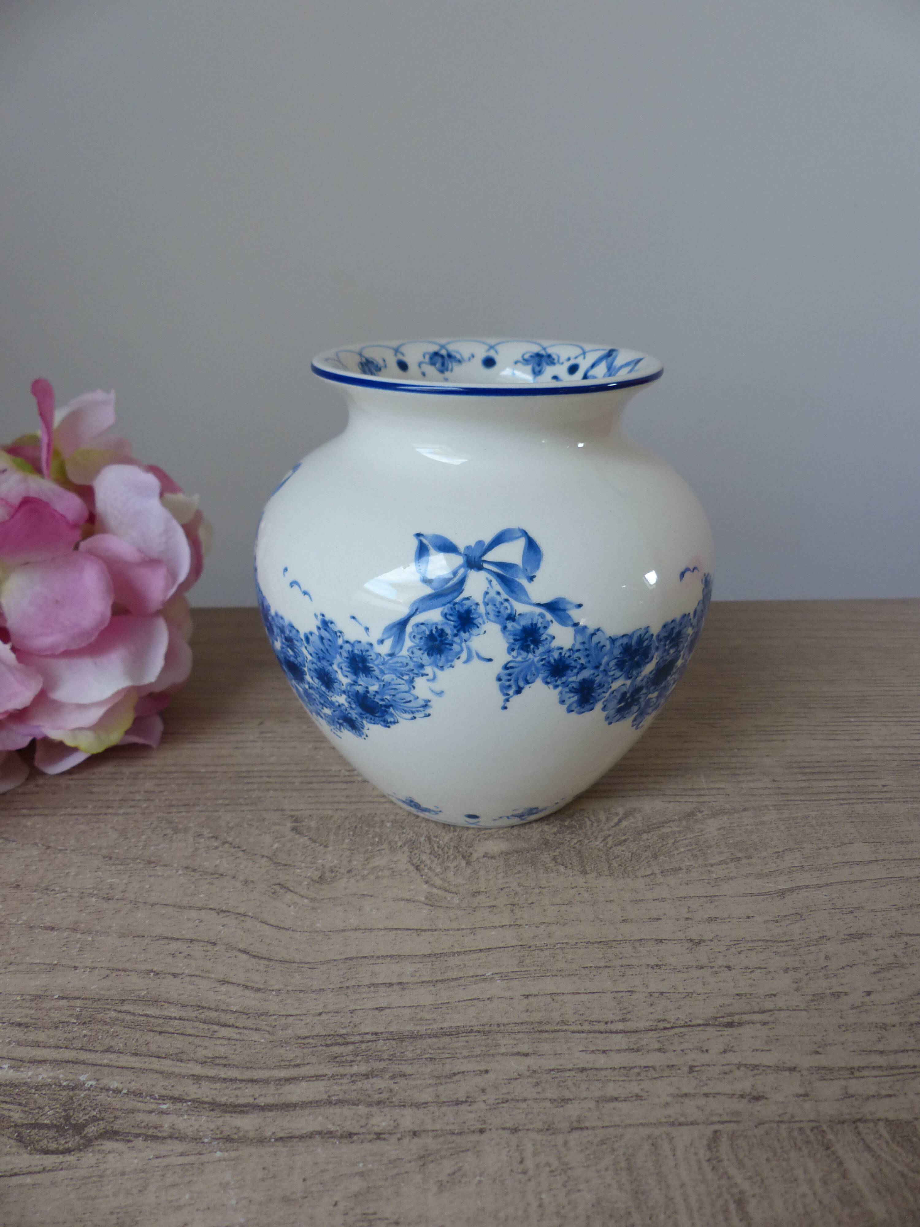 Vase boule signé Sia "Blue Garland"