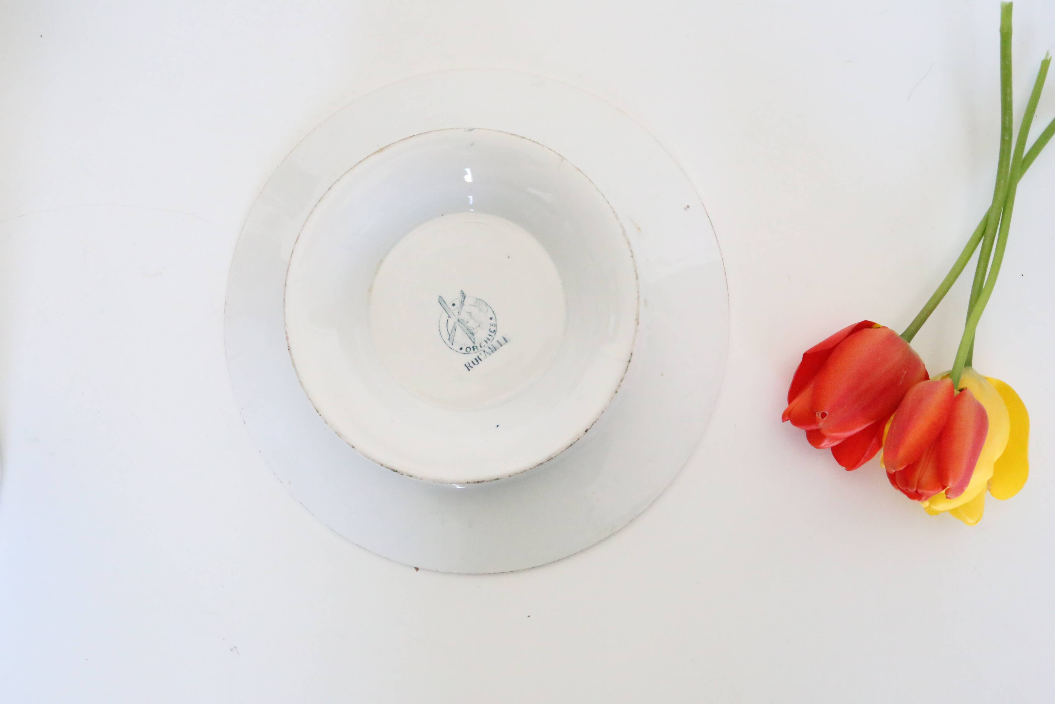 Plat sur piédouche, terre de fer, modèle Rocaille de Orchies, manufacture française