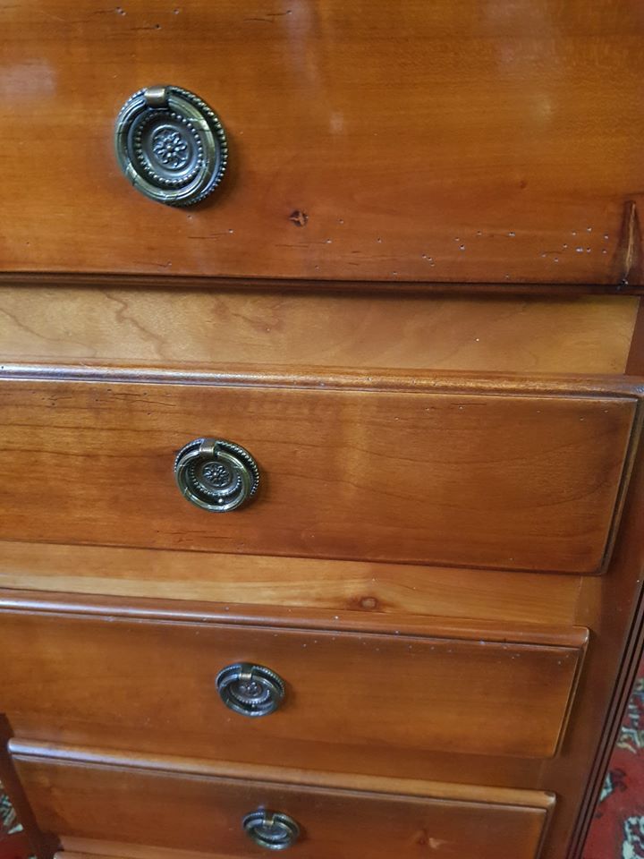 Chest of drawers in cherry