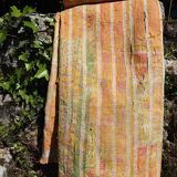 Tissu ou plaid. couvre lit ancien recyclé et assemblé usé volontairement
