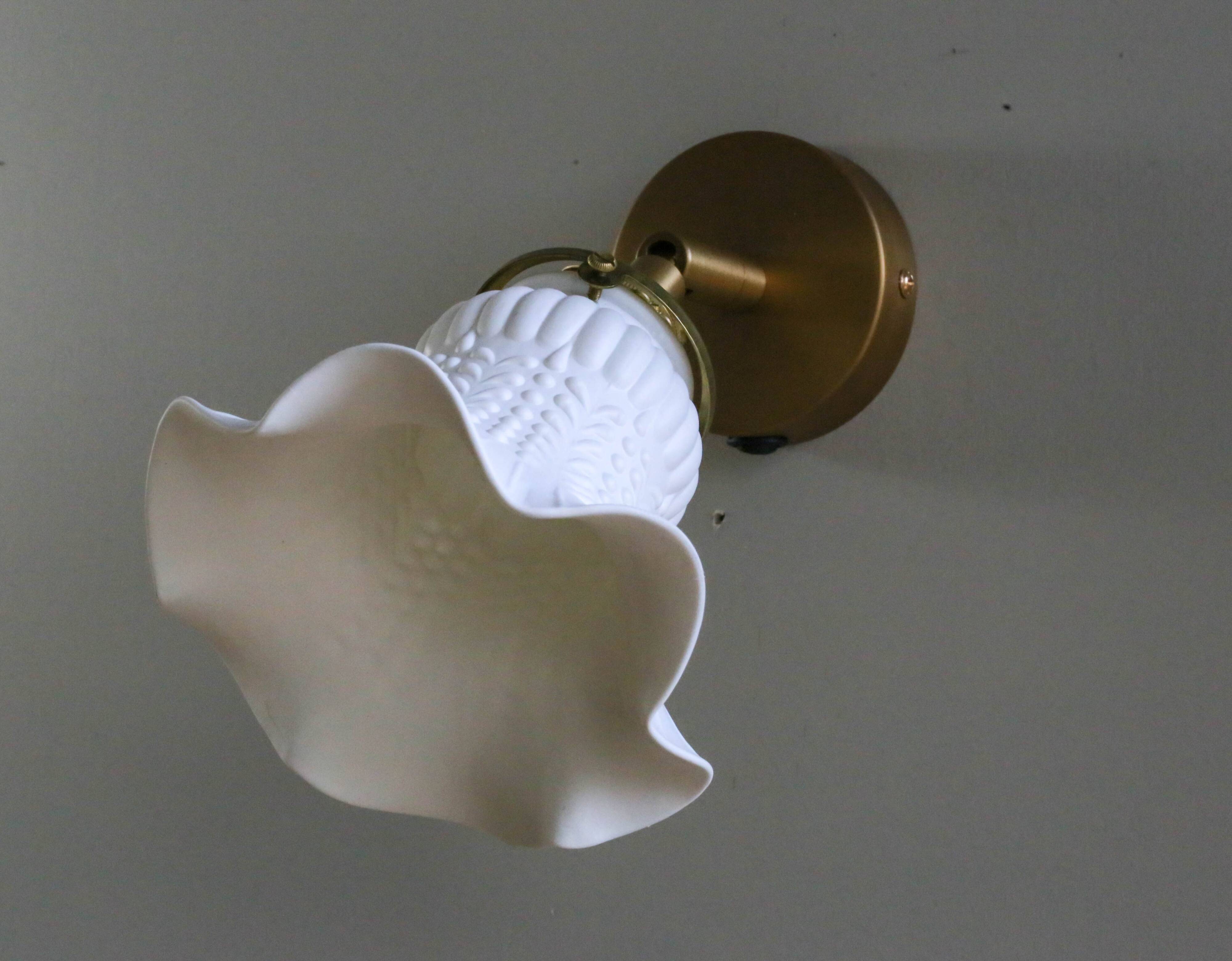 Antique wall light in white painted glass - metal support